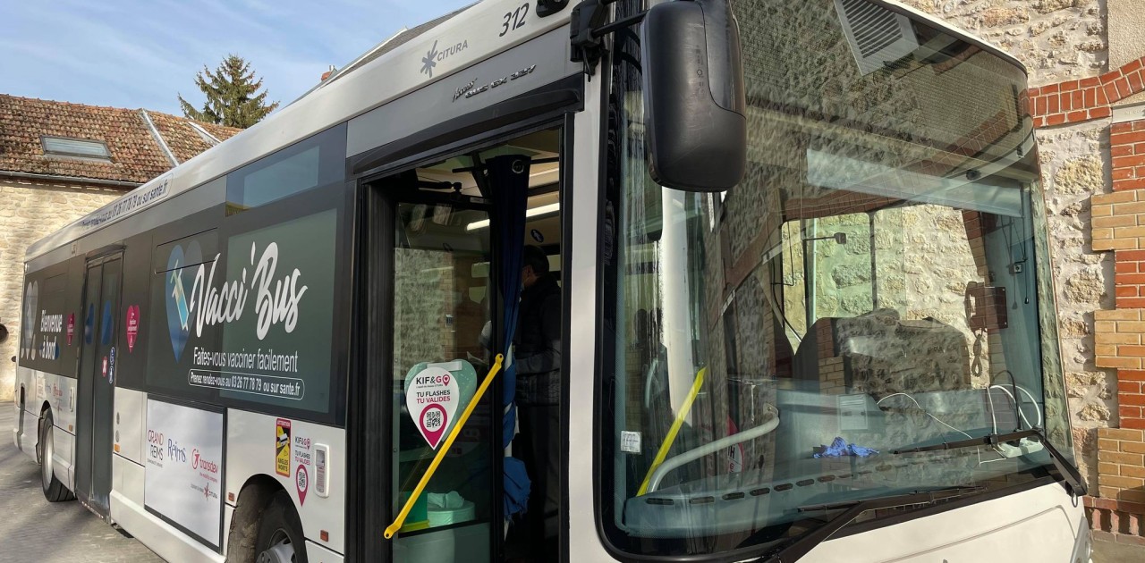 Gérard Larcher à la visite du premier Vacci bus itinérant de France