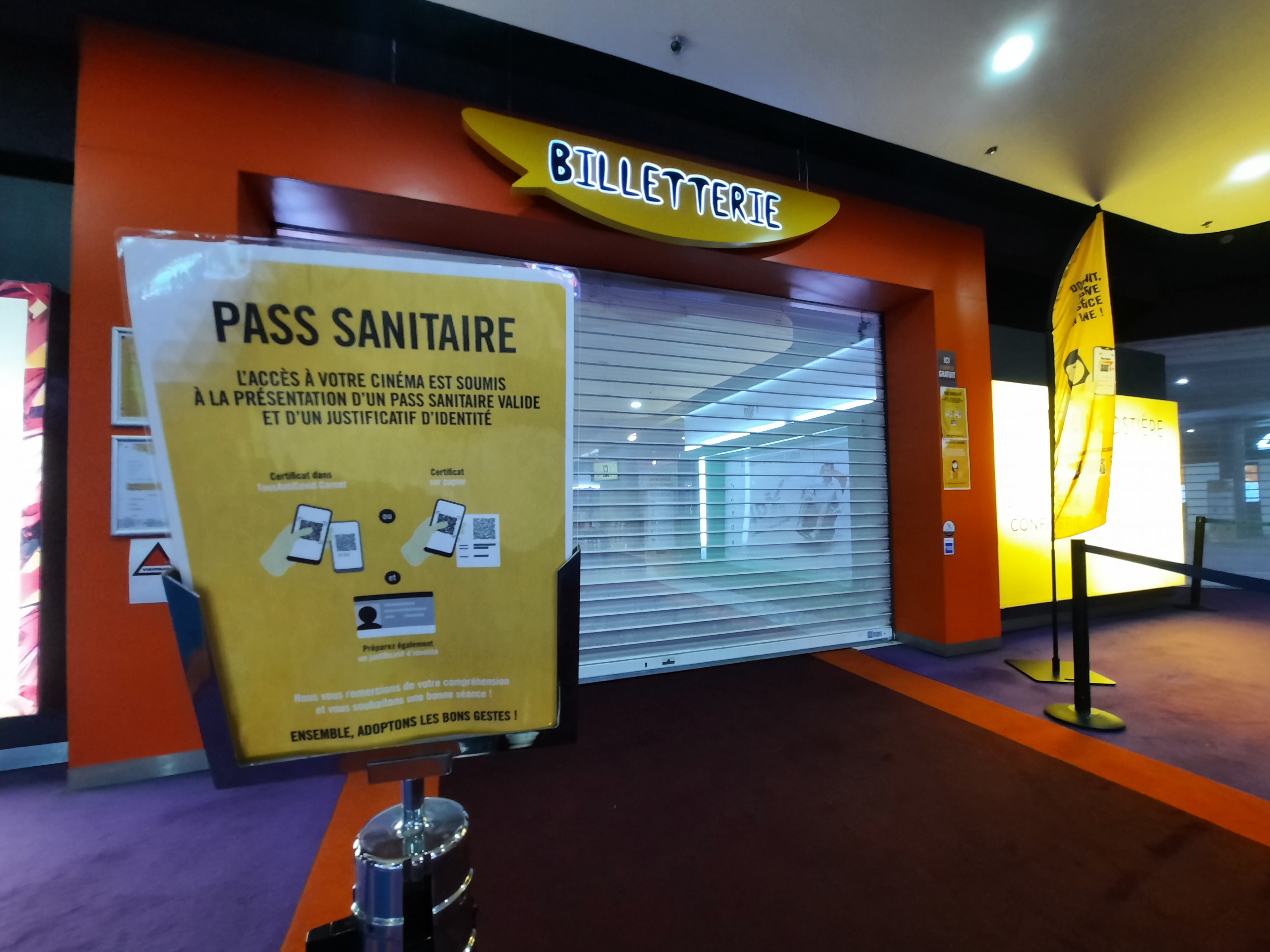 Les nouvelles règles pour se rendre dans les salles obscures affichées à l'entrée d'un cinéma de Nice - Photo RCF