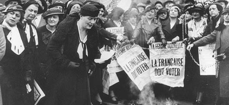 wikimédia commons - Louise Weiss (premier plan) et ses suffragettes