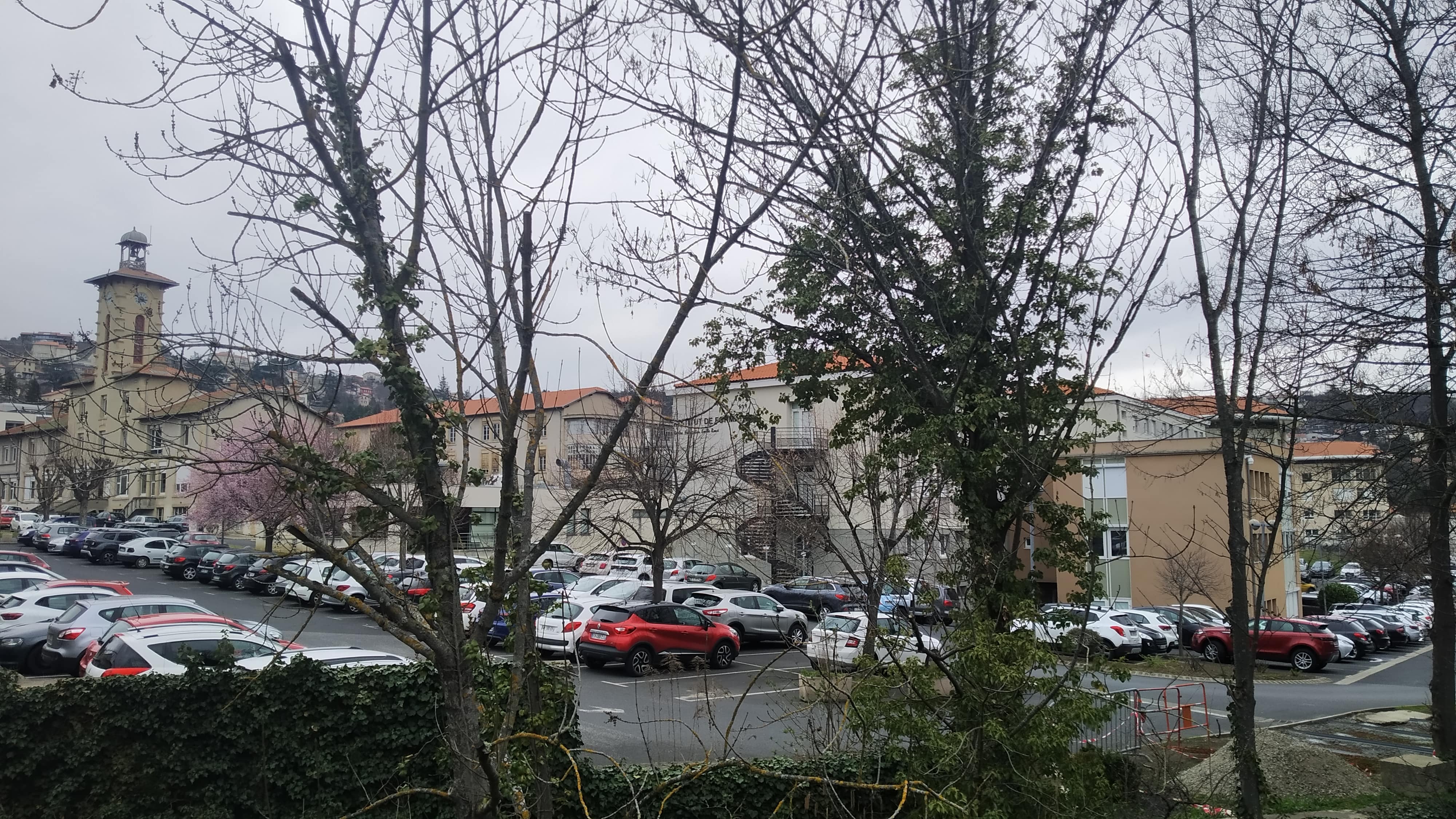 Le Centre Hospitalier Émile Roux du Puy-en-Velay emploie 2.000 personnes.