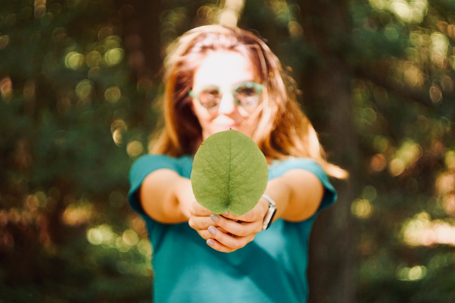 Jeune femme tenant une feuille - Photo by Mert Guller on Unsplash
