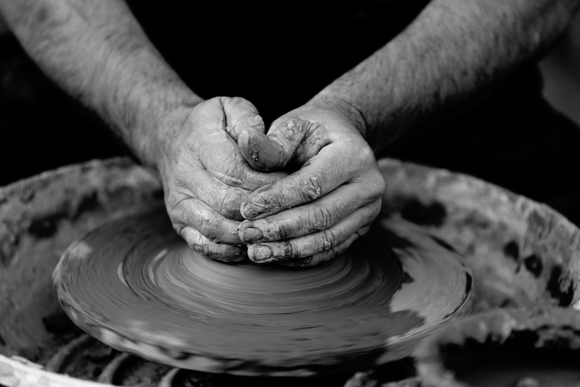 Potier au travail - Photo by Quino Al on Unsplash