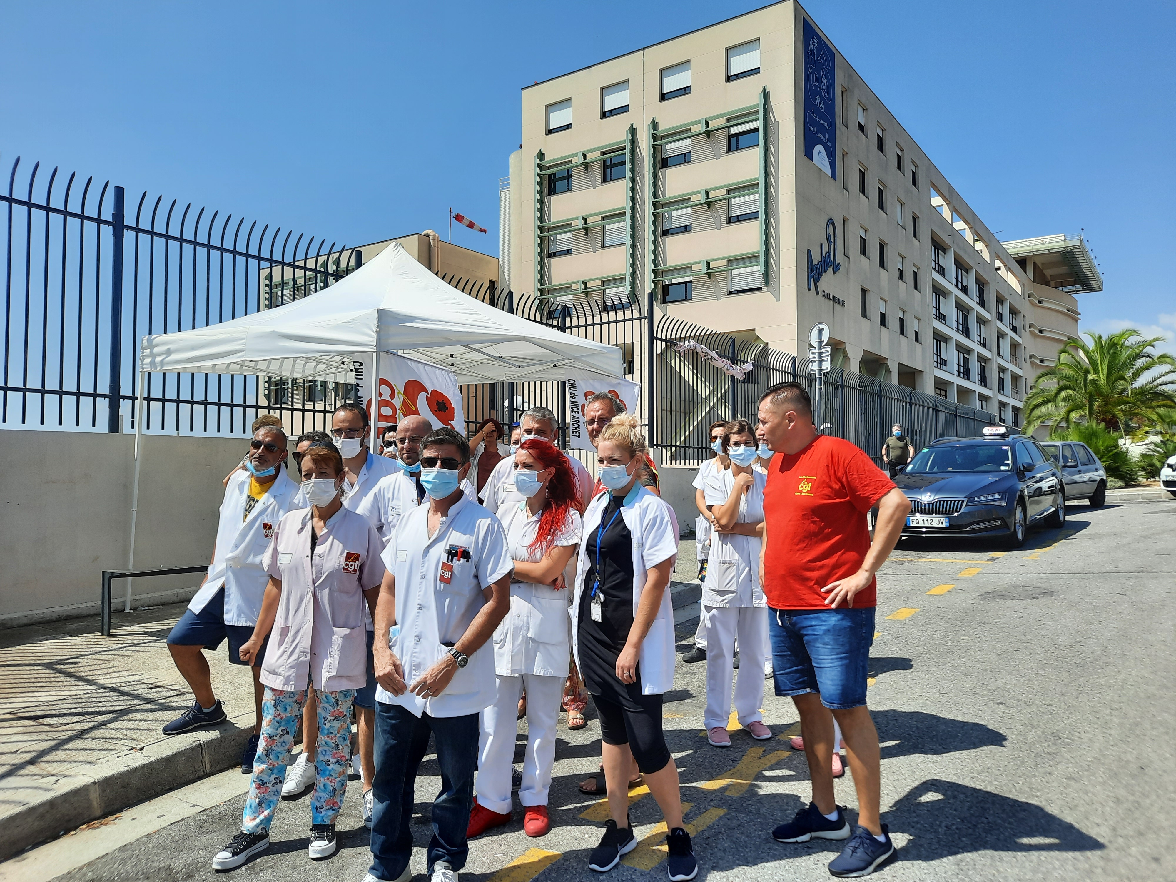 Les soignants rassemblés devant l'hôpital de l'Archet à Nice - Photo RCF