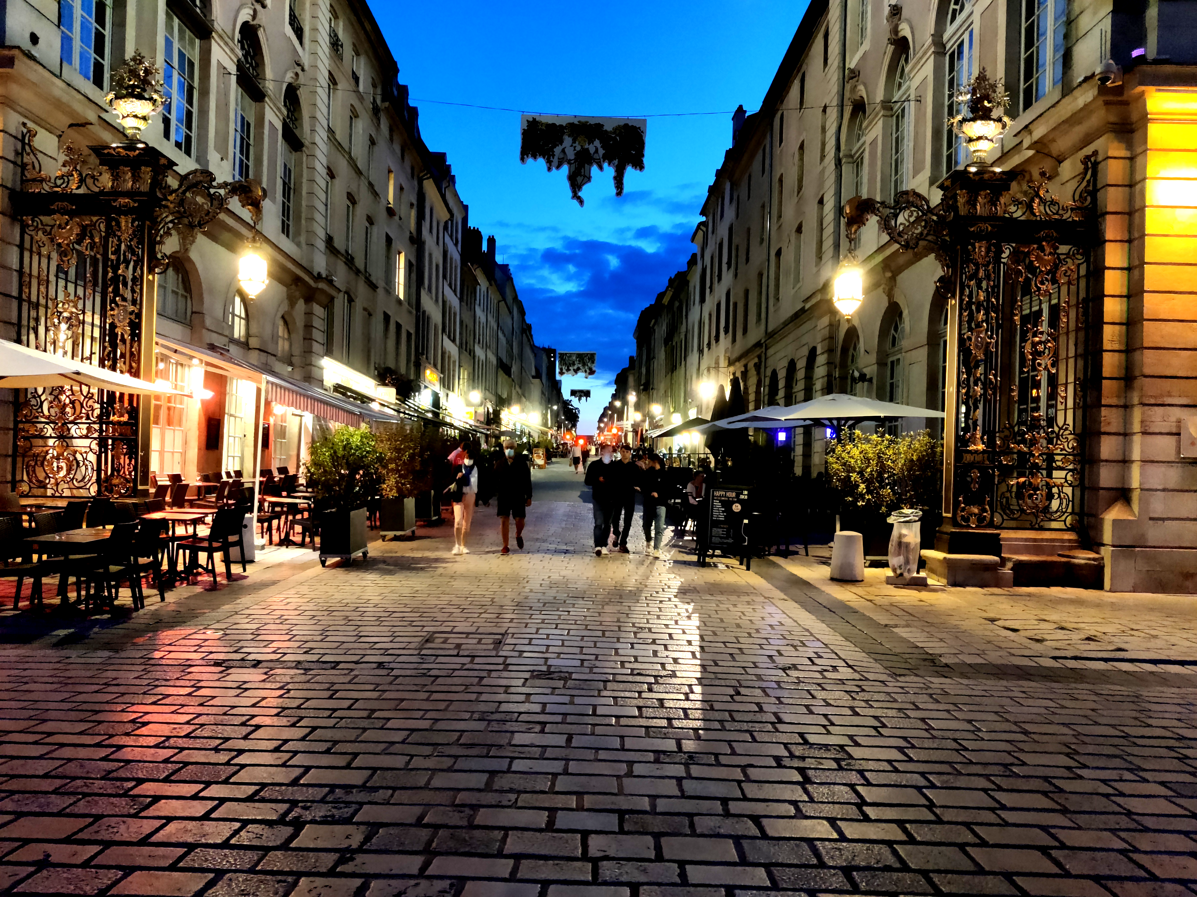 La rue Stanislas de nuit, dans laquelle s'est installé le Cyra. ©Photo Pauline Harré, RCF