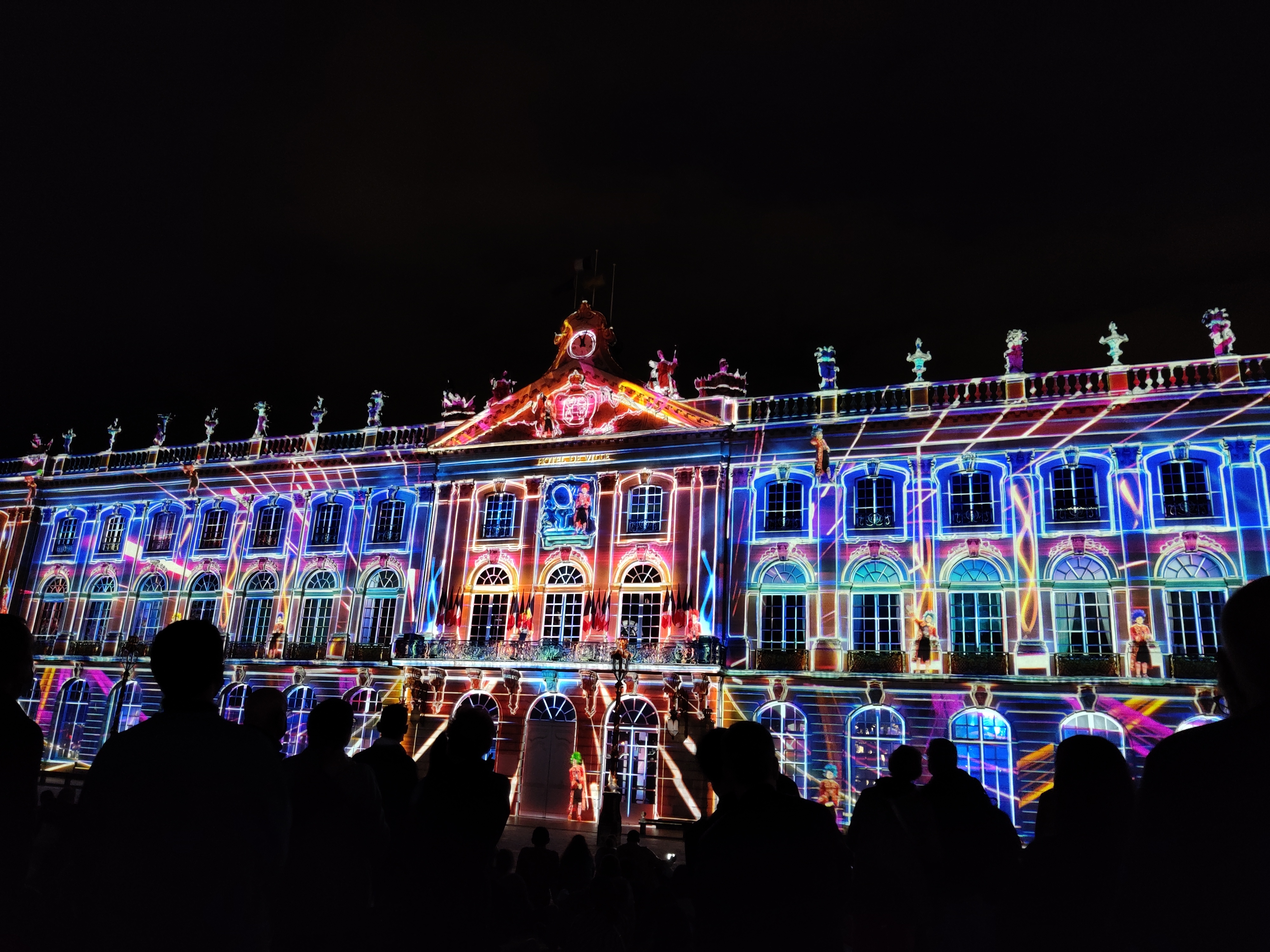 Tous les soirs de l'été, le bâtiment s'illumine lors des Rendez-vous de Stanislas. ©Pauline Harré, RCF, juillet 2021.