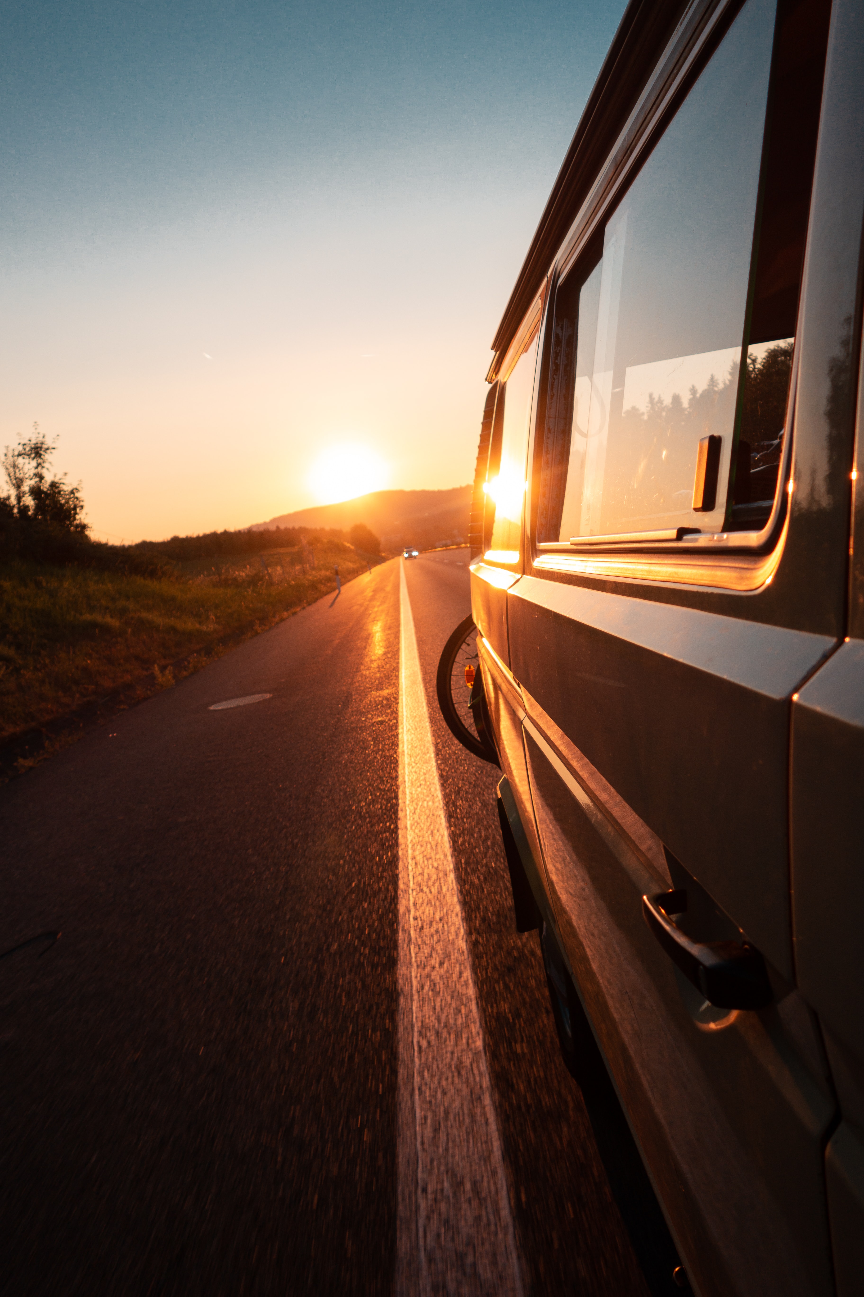 Coucher de soleil vu depuis un camping-car. ©Tobias Weinhold (Unsplash)