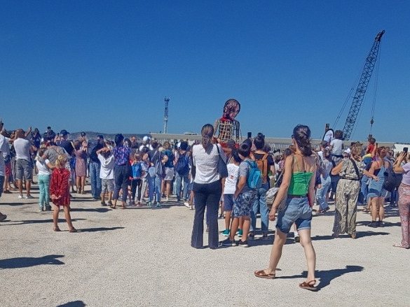 Marionnette Amal devant le MUCEM ©Justine Monfefoul
