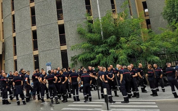 Les sapeurs-pompiers de Nice manifestent devant le Préfecture