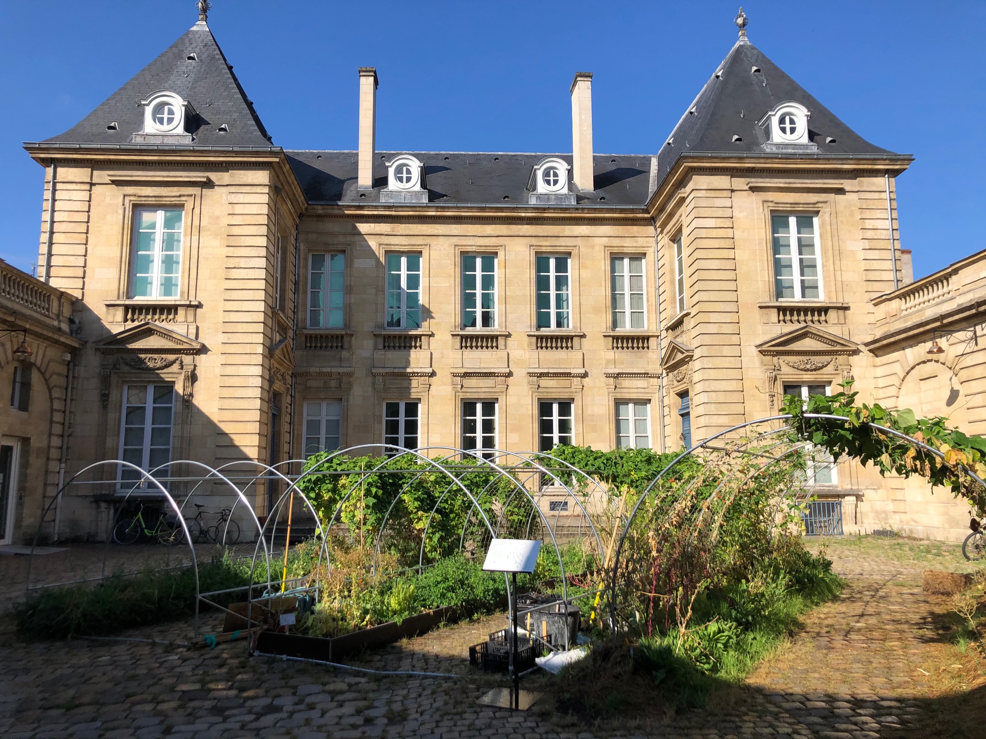 Dans « Paysans designers, l'agriculture en mouvement », au Madd de Bordeaux certains agriculteurs ont élaboré un jardin dans la cour du musée. Photo Clément Guerre