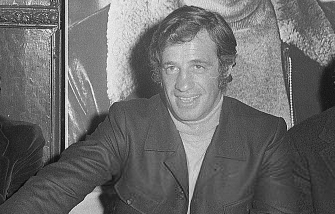 © Wiki Commons. Jean-Paul Belmondo lors du tournage du "Casse", d'Henri Verneuil en 1971.