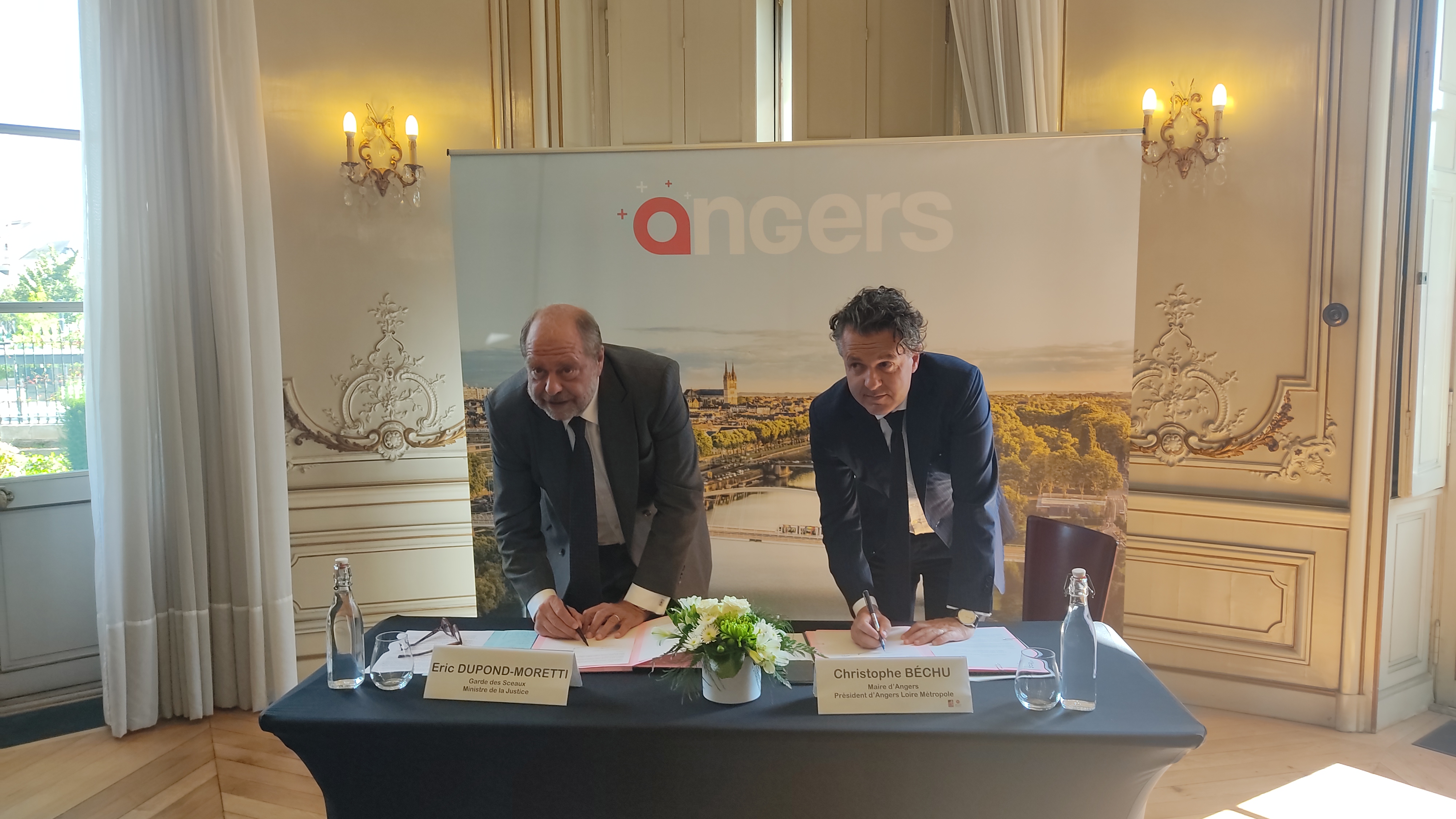 Le garde des Sceaux Eric Dupond-Moretti et le président d'Angers Loire Métropole Christophe Béchu ont signé un protocole d'engagement pour la construction de la nouvelle prison, ce mardi 7 septembre 2021. © RCF Anjou