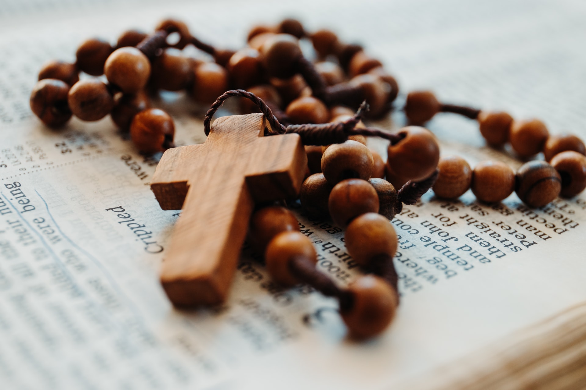 Chapelet et Bible - Photo by James Coleman on Unsplash