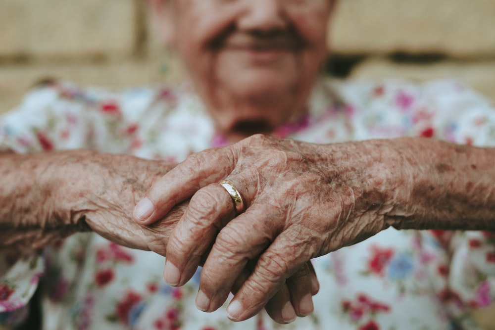 Unsplash - Chaque année 800 000 français sont atteints par la maladie d'Alzheimer