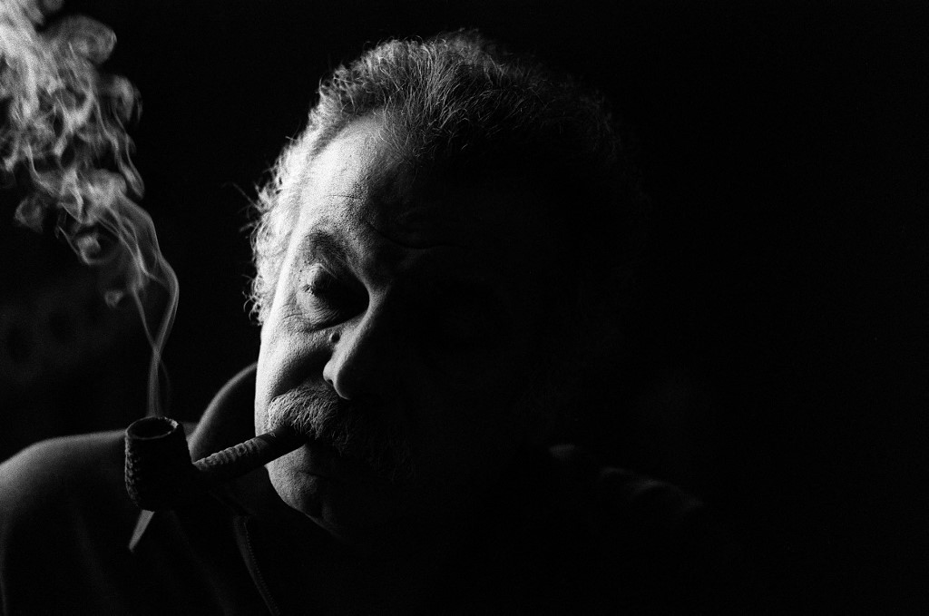 Portrait du chanteur-compositeur français Georges Brassens, pris le 9 octobre 1972, à Paris, quelques jours avant la première de son tour de chant qui doit durer trois mois à Bobino ©AFP