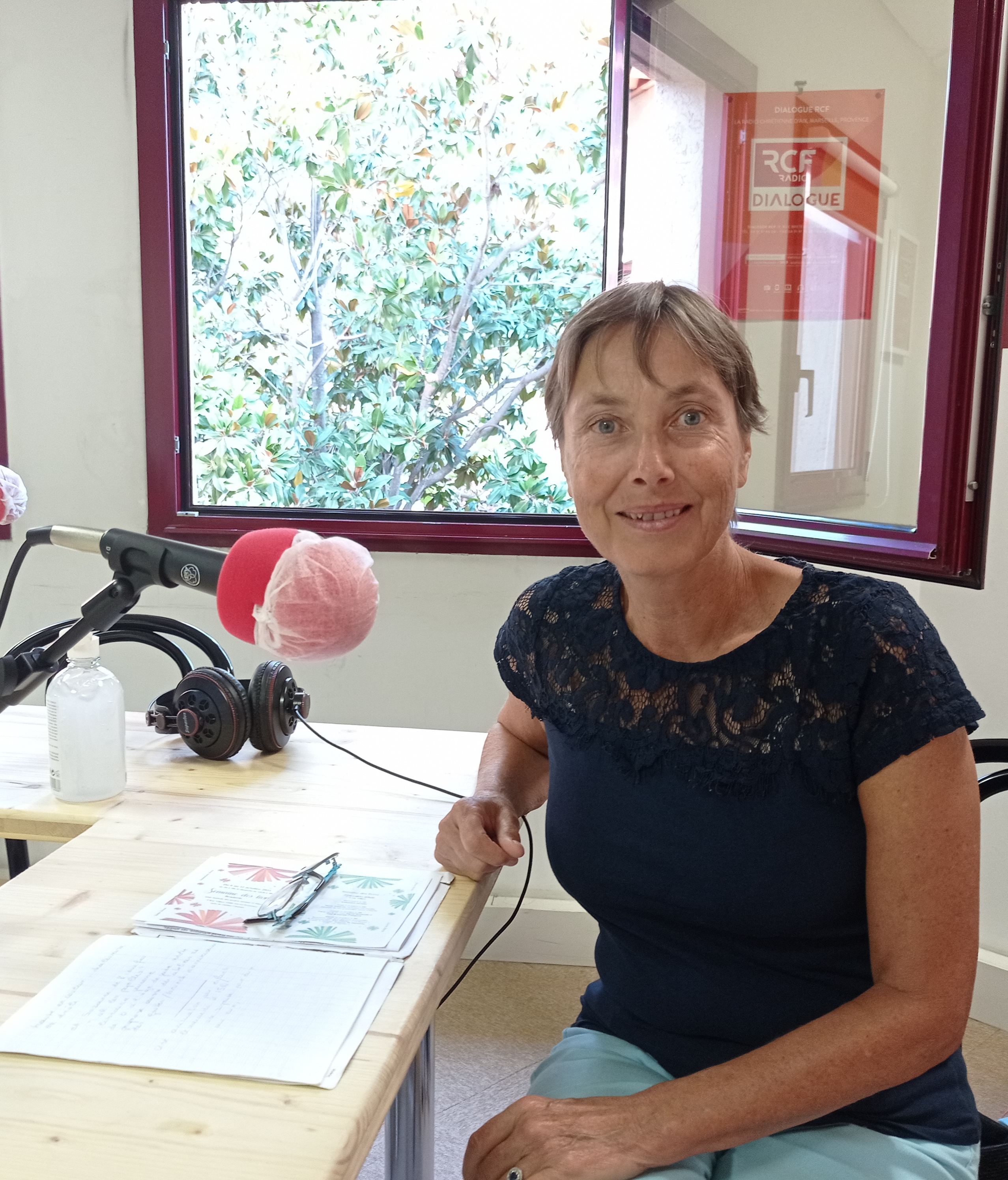 Séverine Buscarlet dans studios RCF à Aix en Provence c/Dialogue RCF