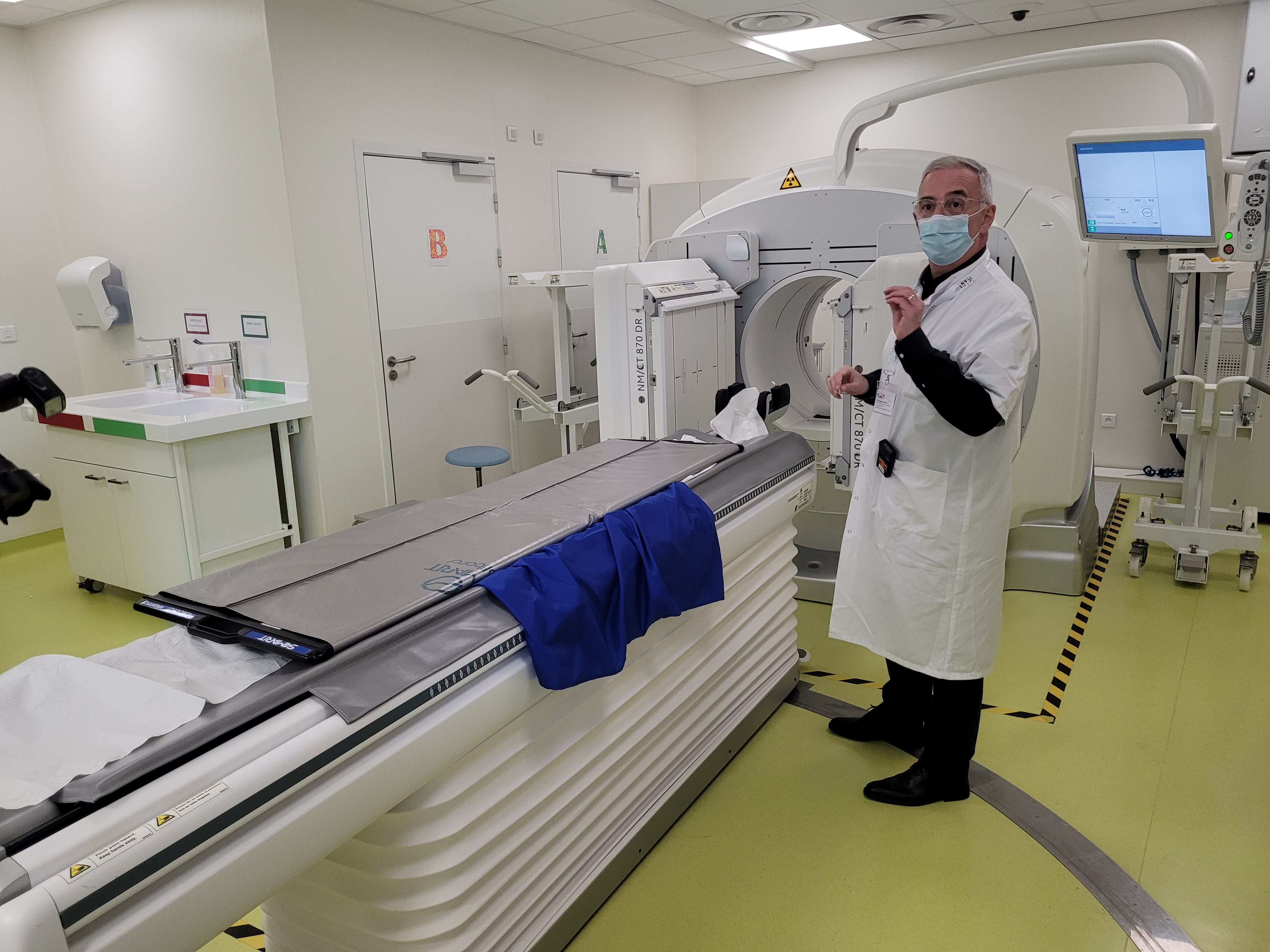 © RCF Alsace - Le Professeur Izzie Jacques Namer, devant une Gama Caméra, autre machine utilisant l'imagerie moléculaire