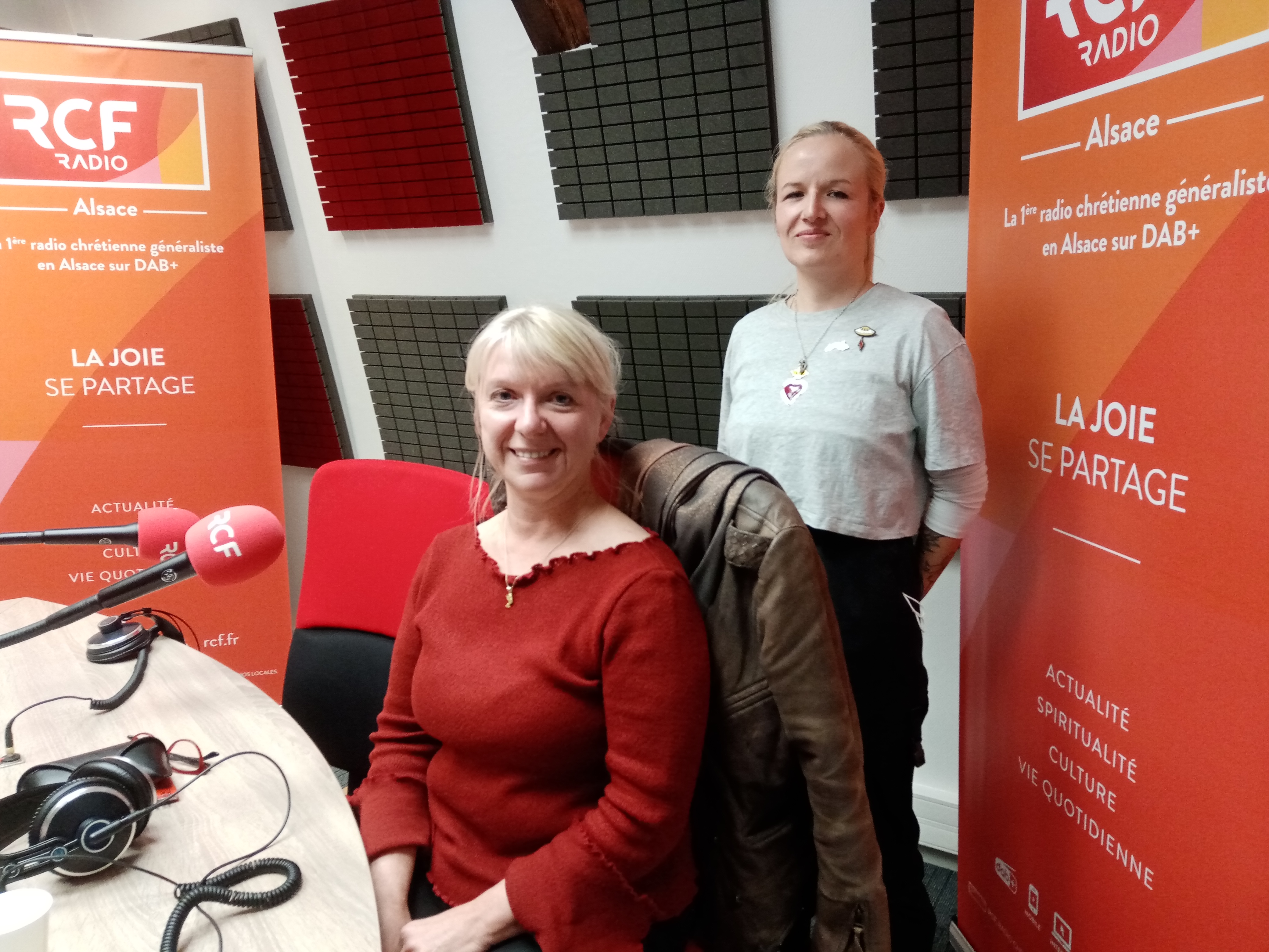 Juliette Zeller (debout), victime d'un AVC et Danielle Hoffarth, présidente de France AVC 67 - © RCF Alsace