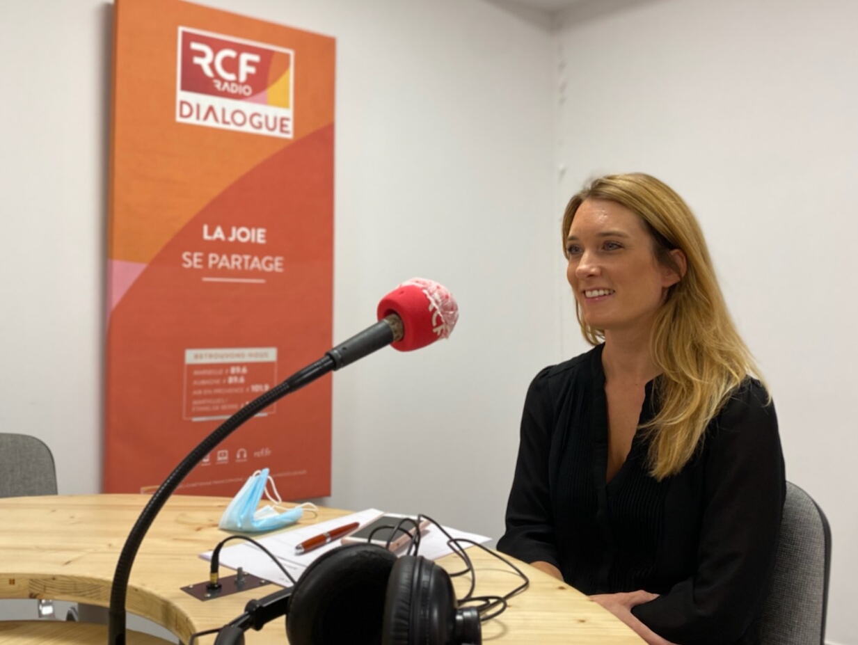 Marion Bareille, dans les studios de Dialogue RCF. Crédit Robert Poulain