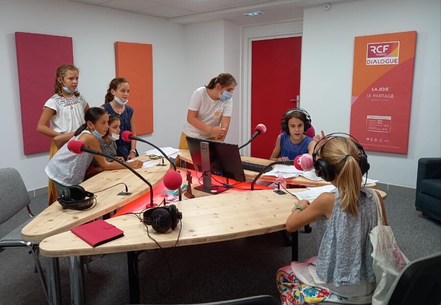 Les jeunes de Valensole dans les studios de Dialogue RCF.