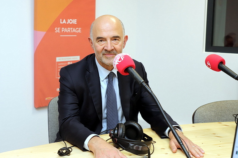 Pierre Moscovici dans les studios de Dialogue RCF. Crédit Robert Poulain