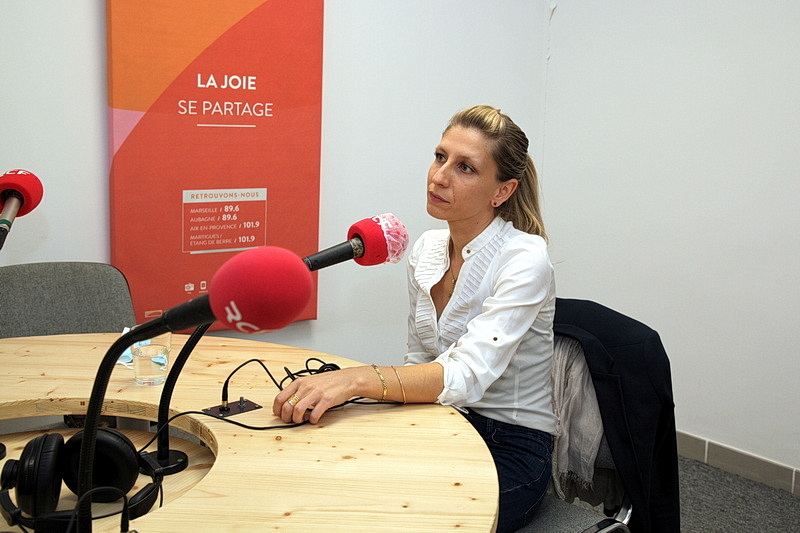 Aurore Bruna dans le studio RCF (©Dialogue RCF)