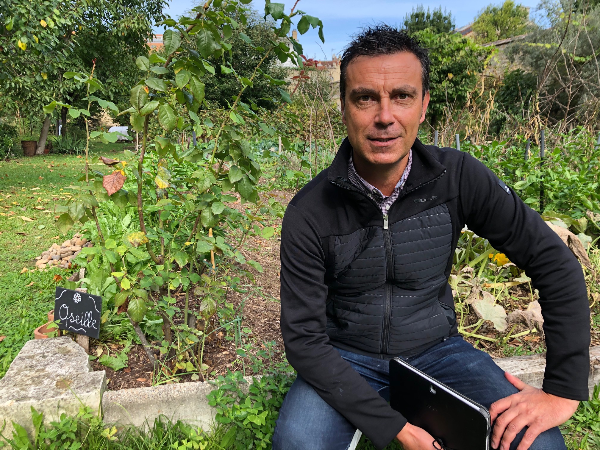 Olivier Mignon, le fondateur des Nouveaux Potagers à Bordeaux propose aux entreprises de redistribuer le fruit de leurs potagers à la Banque Alimentaire de Gironde, © Clément Guerre