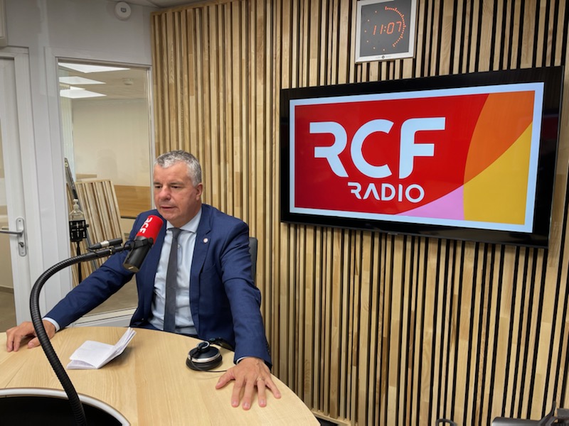 Martial Saddier, dans les studios de RCF à Annecy. ©RCF Haute-Savoie