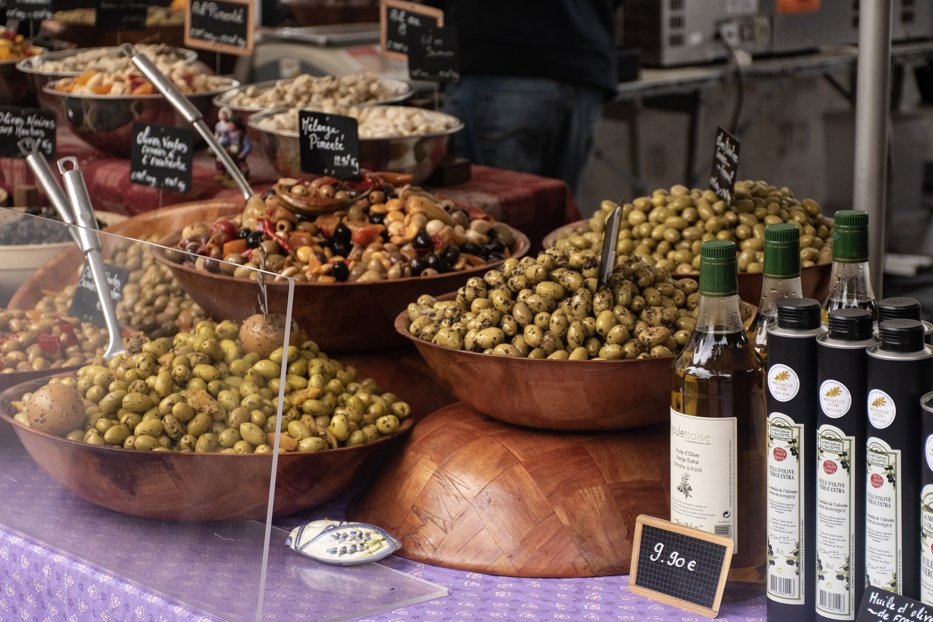 Au menu : sablé de rougets au houmous et pistou, blanc de volaille à la tapenade et au cumin et enfin, crumble à la figue @ Pixabay