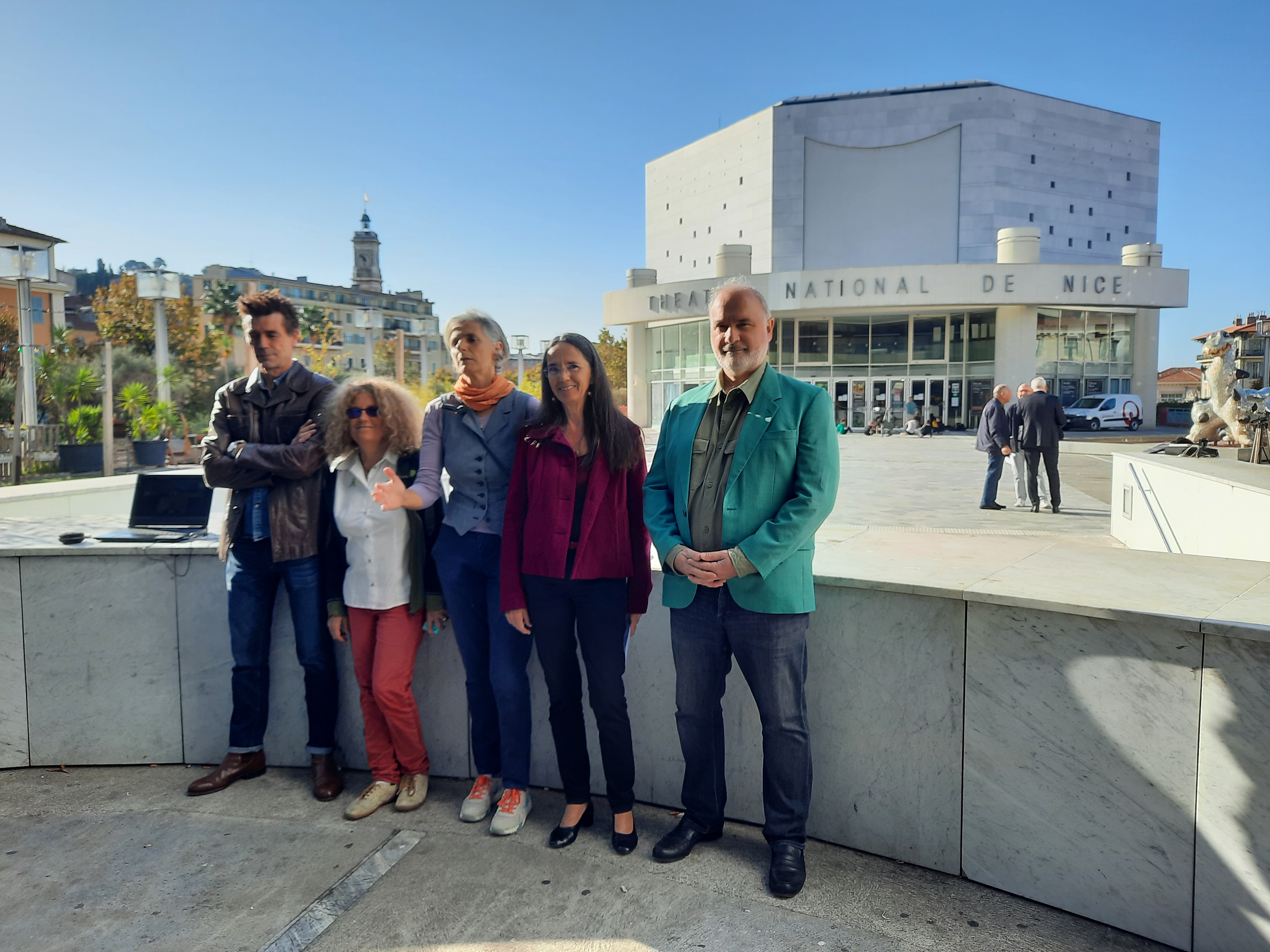 Les élus écologistes devant le théâtre de Nice