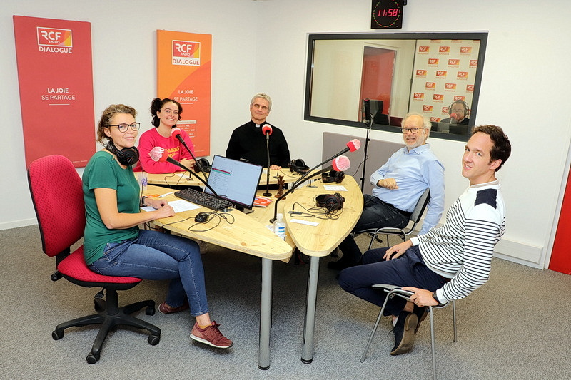 Prêtre catholique, bénévole orthodoxe, jeune en service civique et salariés réunis pour le radio don.