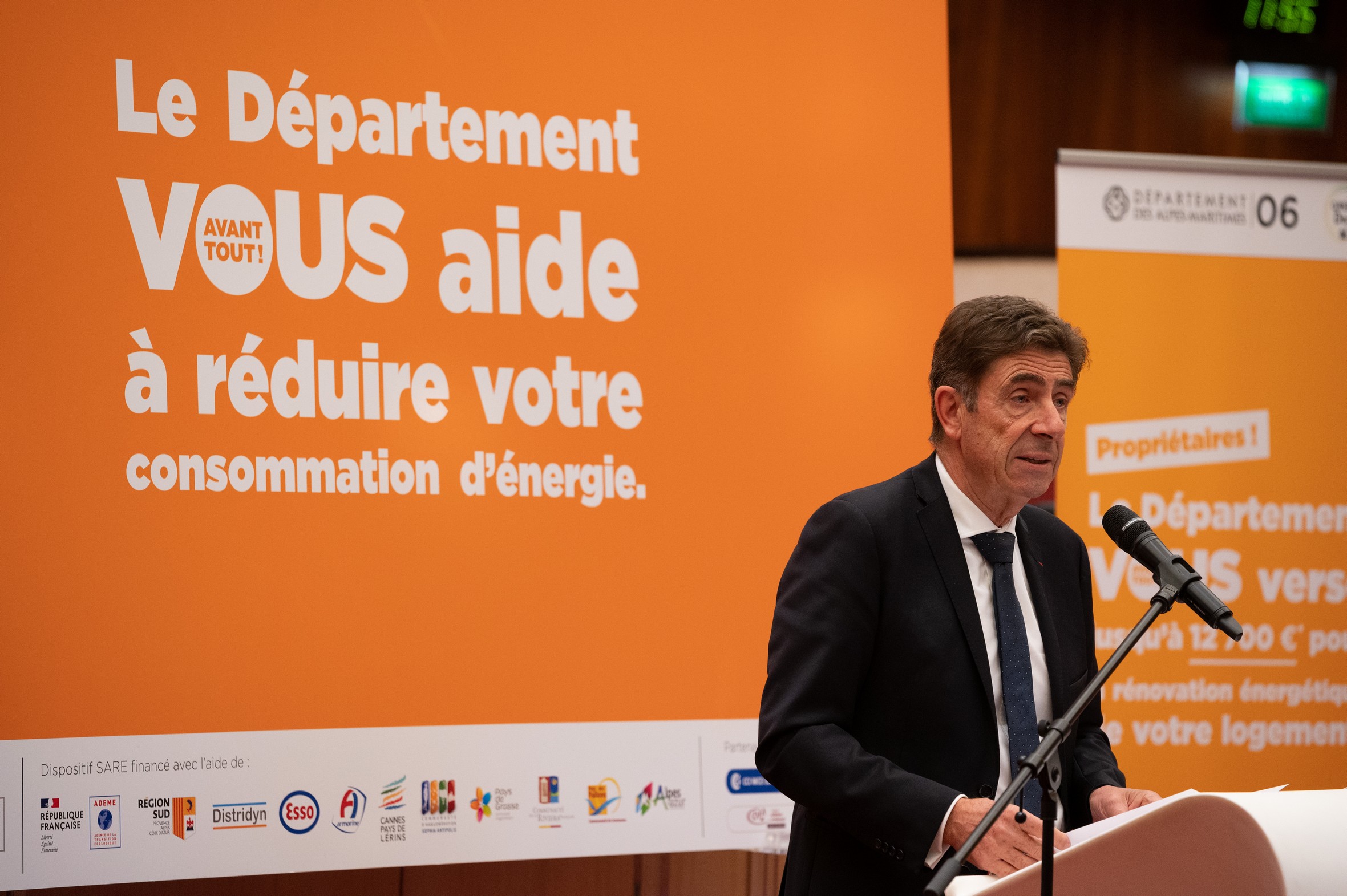 Charles Ange Ginésy présente le programme "Confort Energie 06" au département