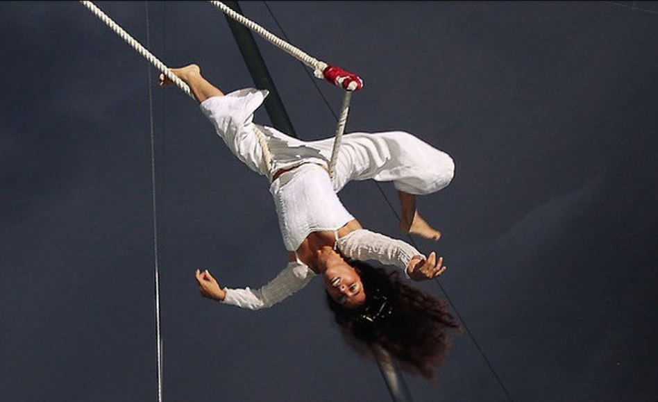 Pamela Pantoja, artiste spécialisée dans les numéros de cirque aérien © Archaos
