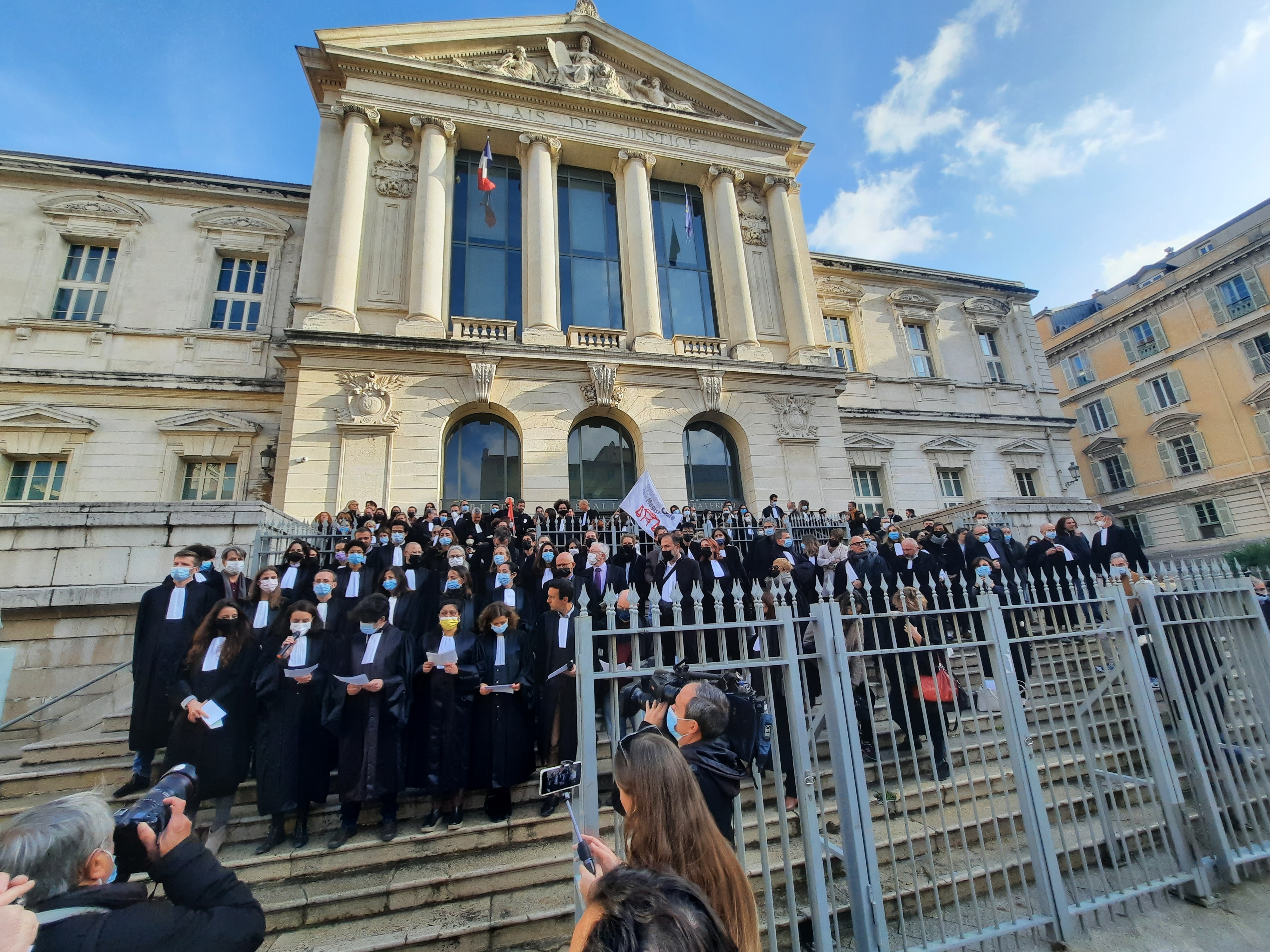 Les avocats, greffiers et magistrats ce 15 décembre 2021 à Nice - Photo RCF
