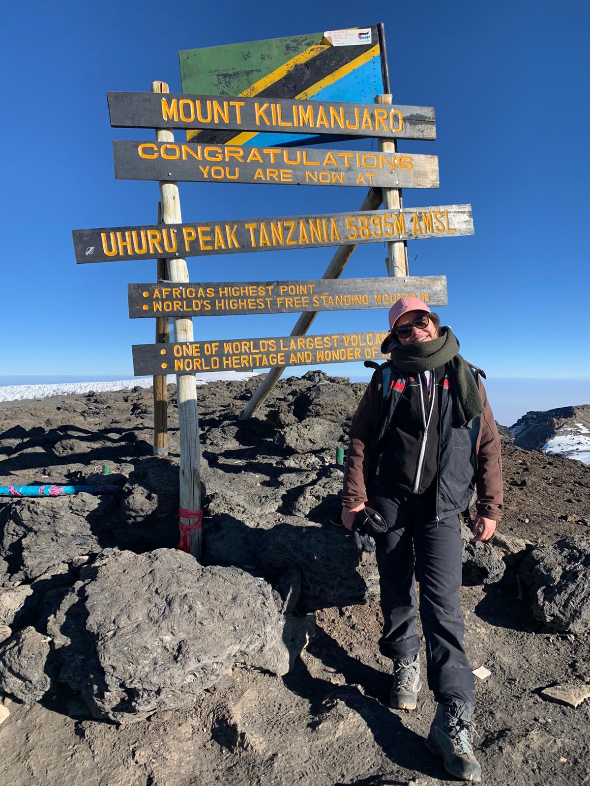 Constance Schaerer, en haut du plus haut sommet d'Afrique : le Kilimandjaro.