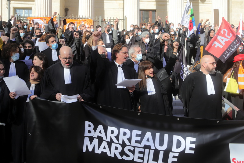 Magistrats et avocats du Barreau de Marseille manifestent devant le Palais de Justice ©Robert Poulain