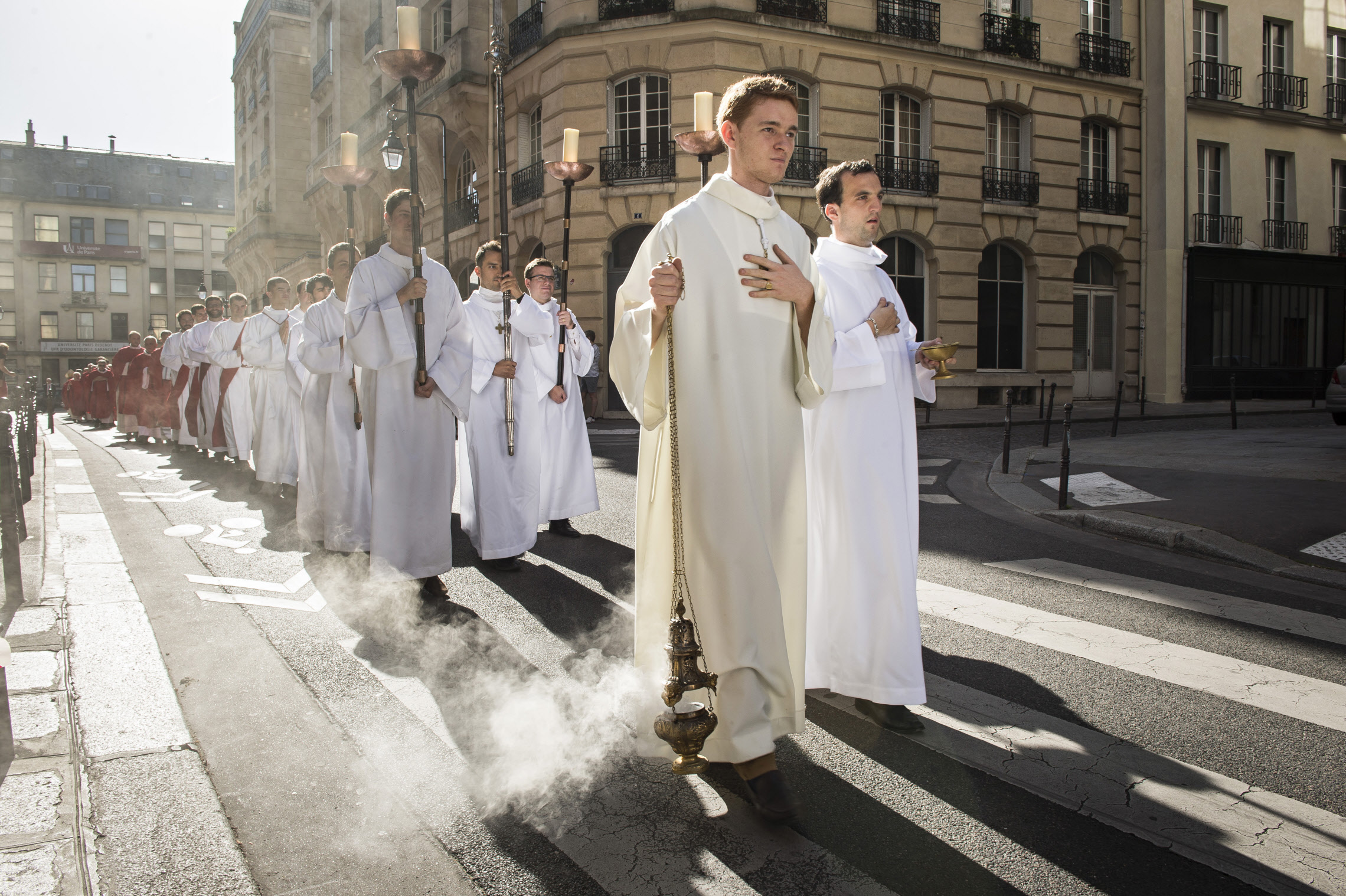 Procession de futurs prêtres dans une rue de Paris, le 02/07/2019 ©Corinne SIMON/CIRIC