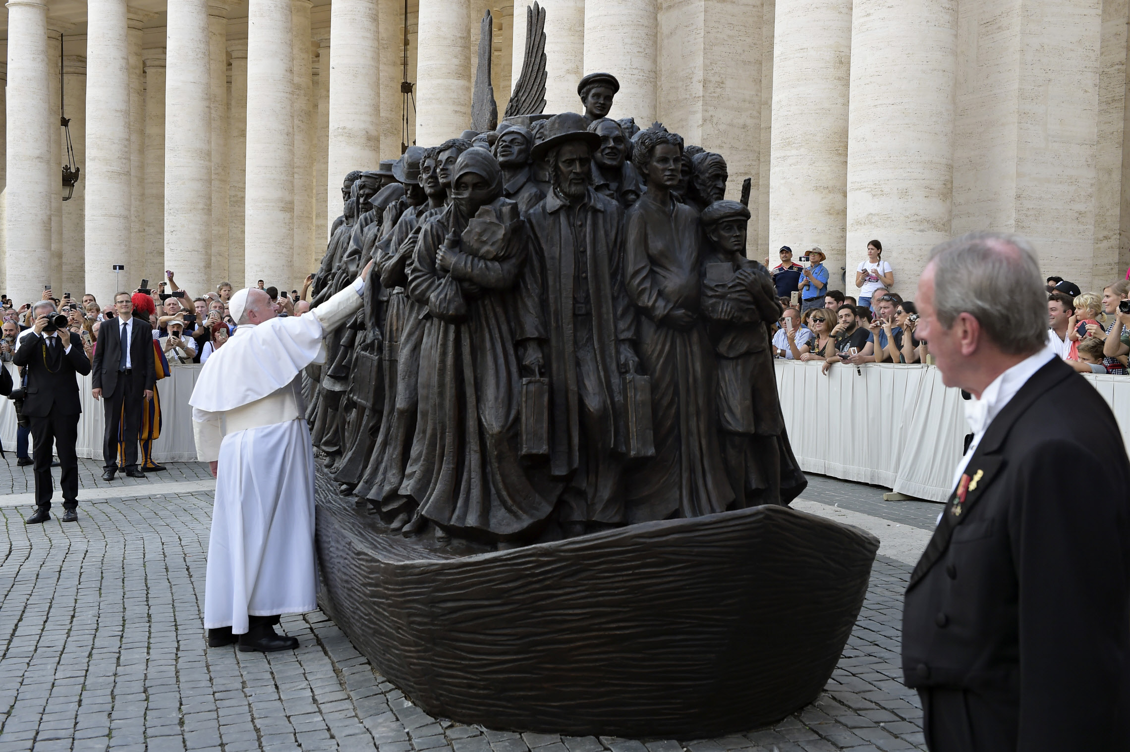 Le pape François inaugure une sculpture représentant des migrants sur un radeau, le 01/10/2019, Vatican © VATICAN POOL/CPP/CIRIC