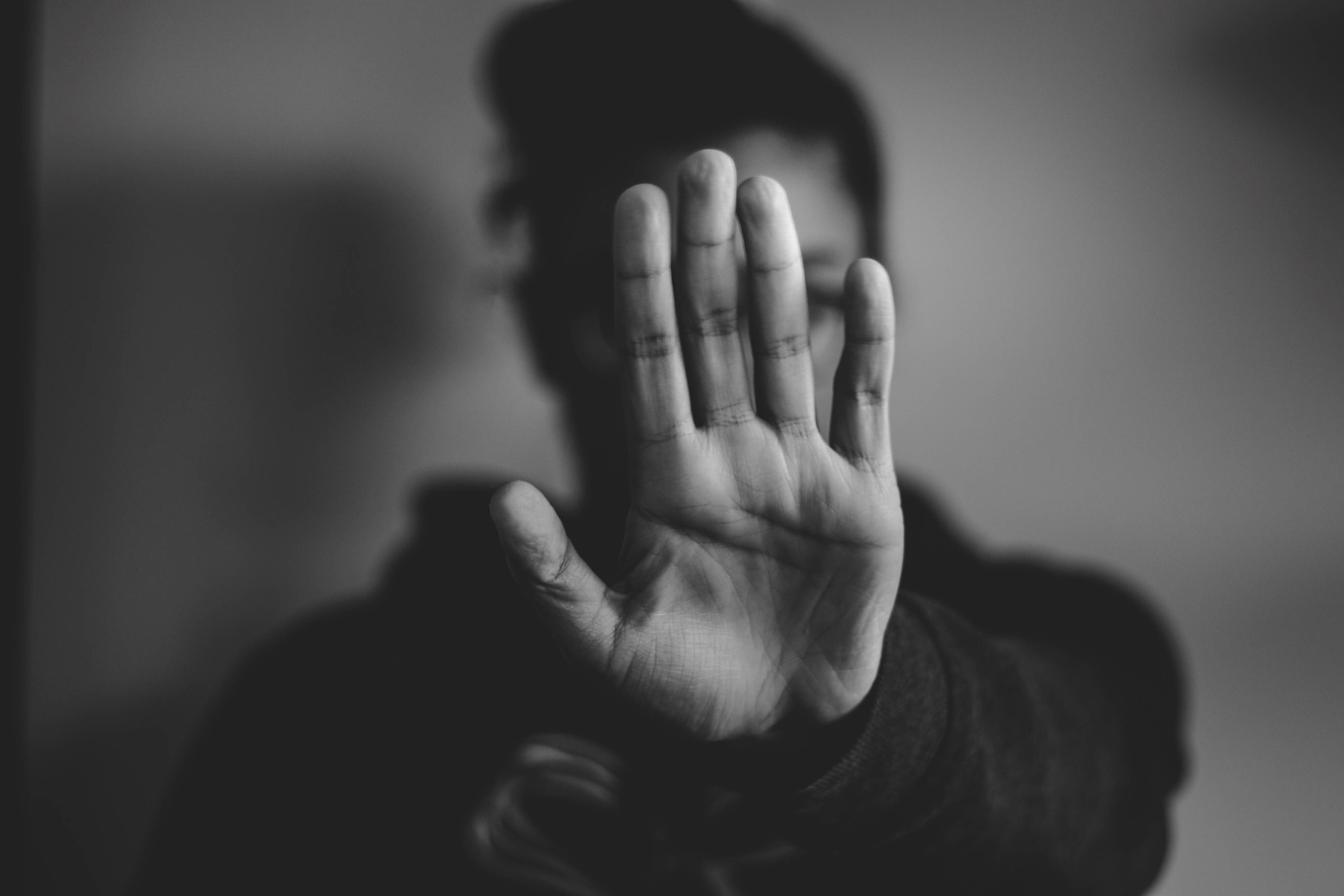 Mensonges, mutisme, manipulation, intimidation, autoritarisme… Parfois on n'arrive pas à repérer les violences sournoises ©Unsplash