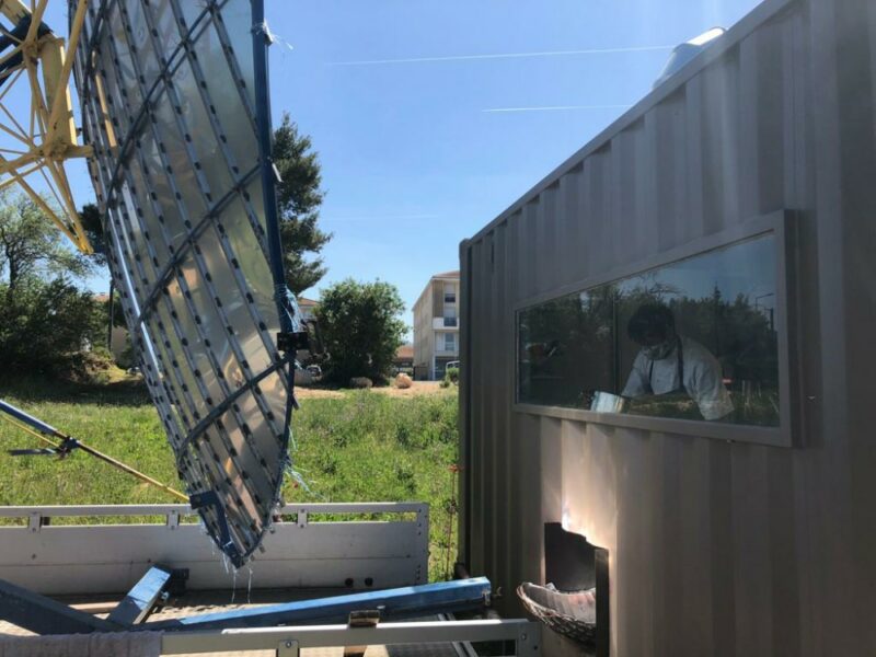 Un miroir de 8m² permet de concentrer la lumière du soleil pour chauffer les aliments