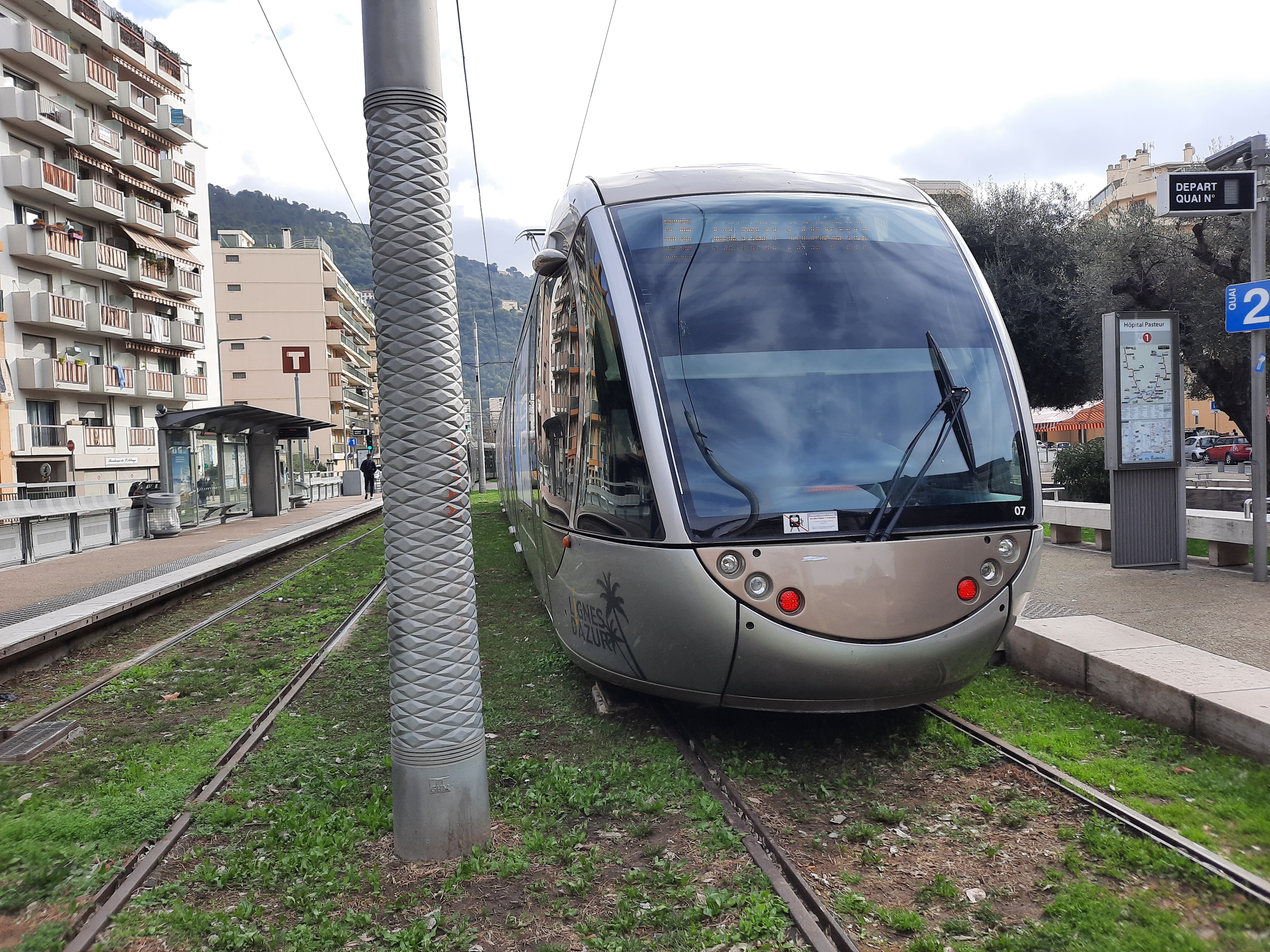 Un tramway sur la ligne 1 au terminus Hôpital Pasteur - Photo RCF