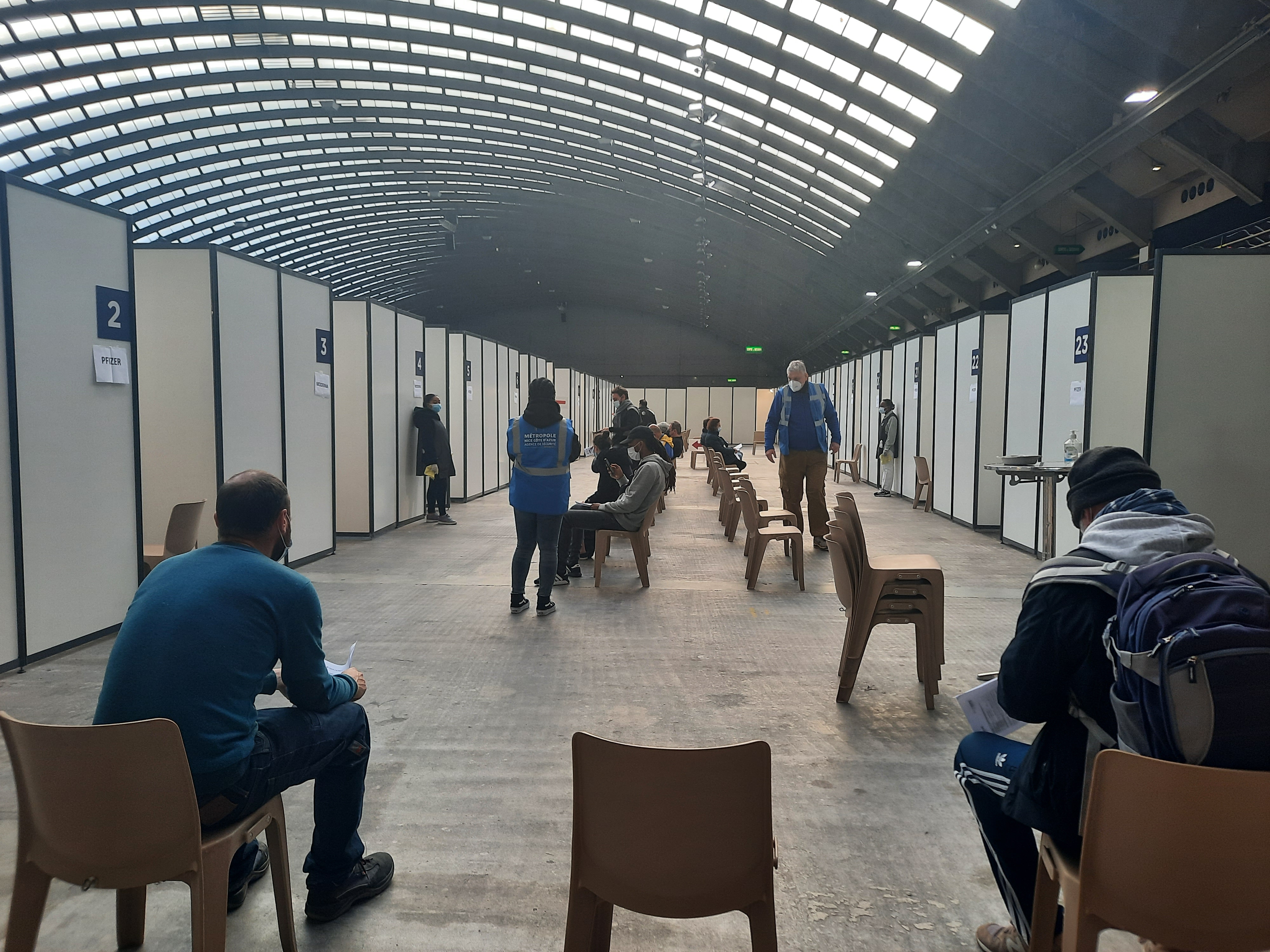 Des niçois attendent de se faire vacciner à Nice le 5 janvier 2022 - Photo RCF