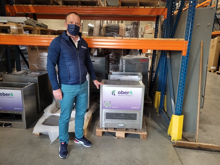 Thibaut Samsem à côté d' un purificateur d'air, production historique de la marque © Géraud Bouvrot 