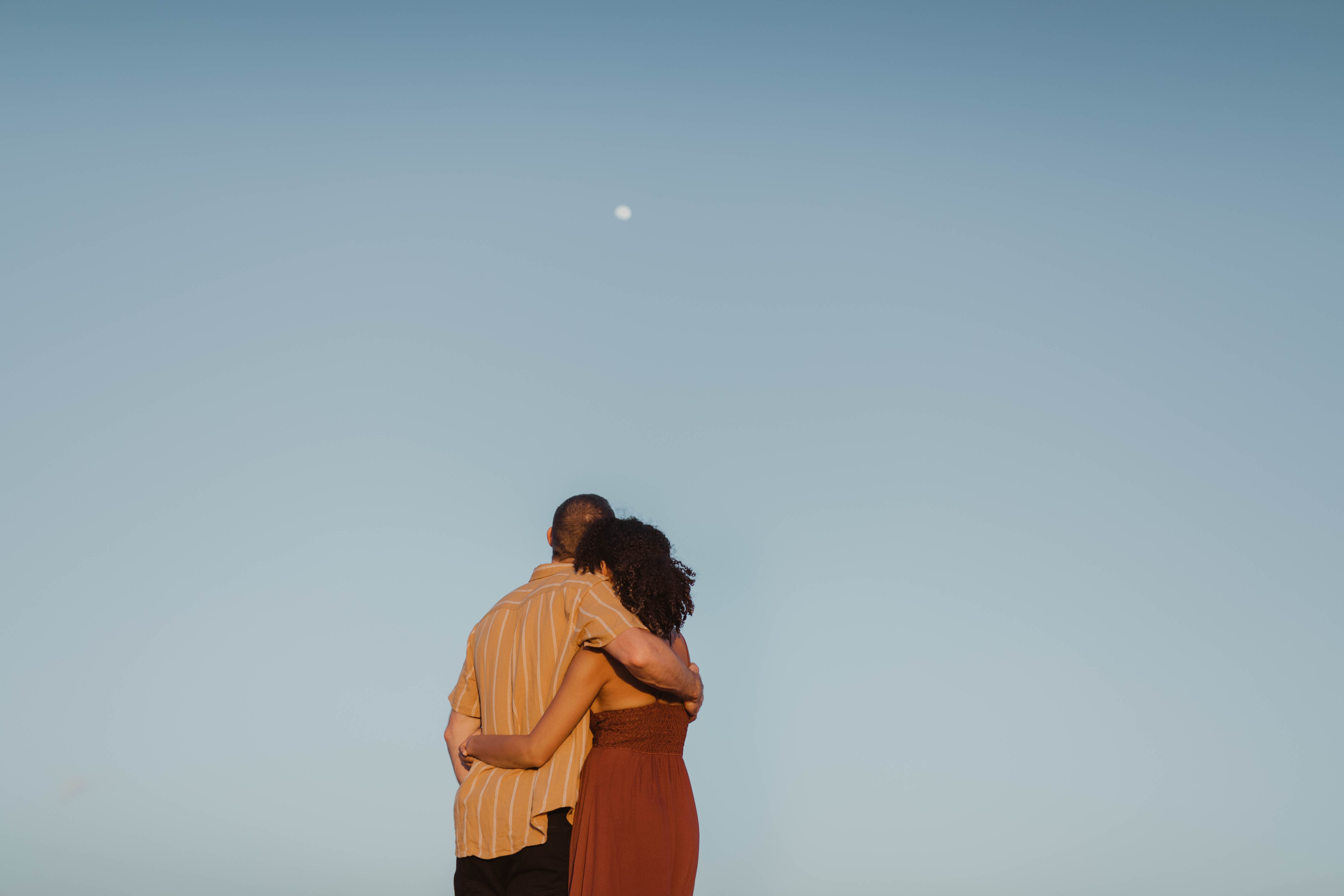 Photo d'illustration. Photo by <a href="https://unsplash.com/@jakobowens1?utm_source=unsplash&utm_medium=referral&utm_content=creditCopyText">Jakob Owens</a> on <a href="https://unsplash.com/s/photos/hug?utm_source=unsplash&utm_medium=referral&utm_content=creditCopyText">Unsplash</a>   