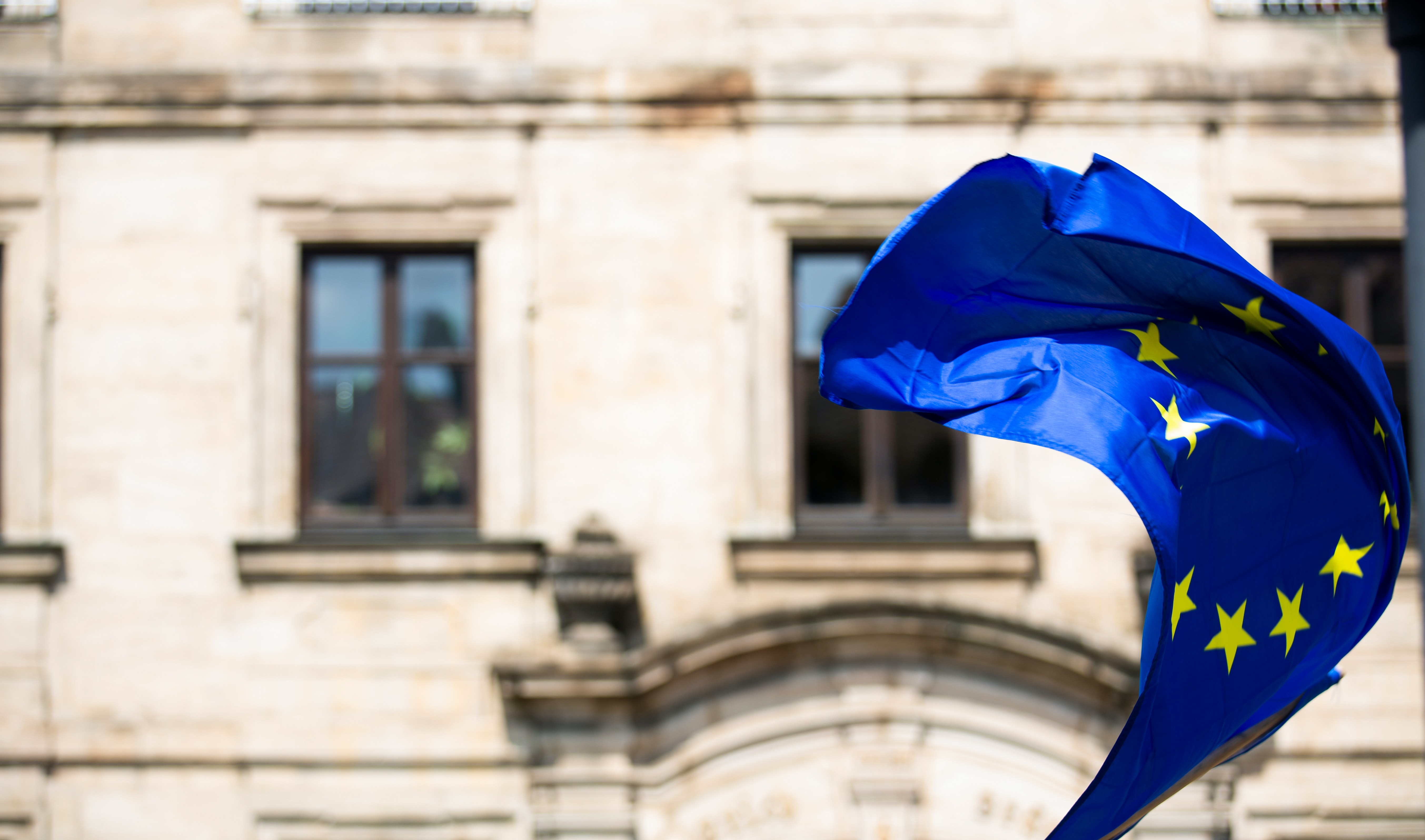 Un drapeau européen flotte - Photo by Markus Spiske on Unsplash