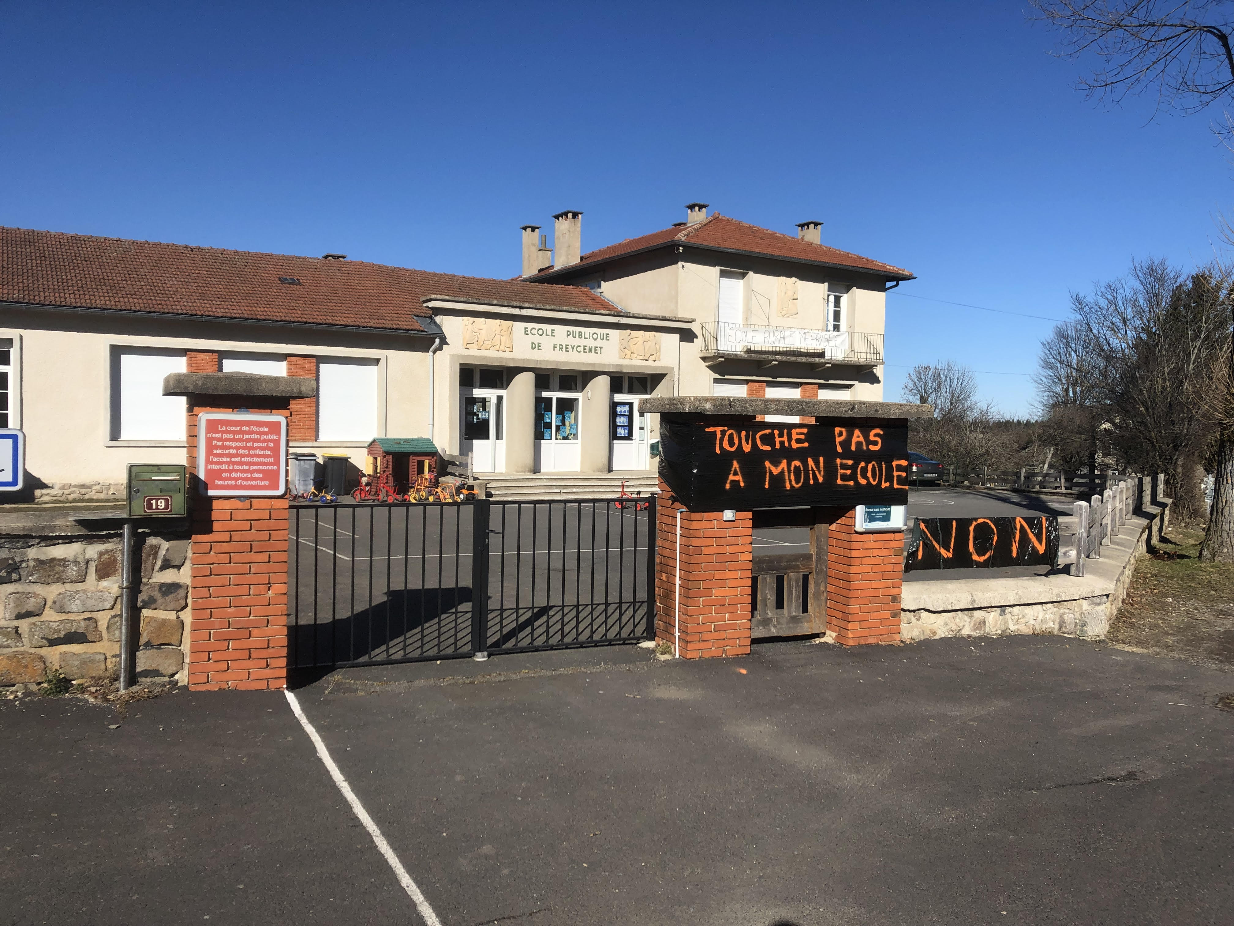 Les enseignants de l'école de Freycenet-Saint-Jeures répondent à l'appel à la grève lancé par les syndicats aujourd'hui. Un service minimum sera assuré. ©Cédric Bonnefoy