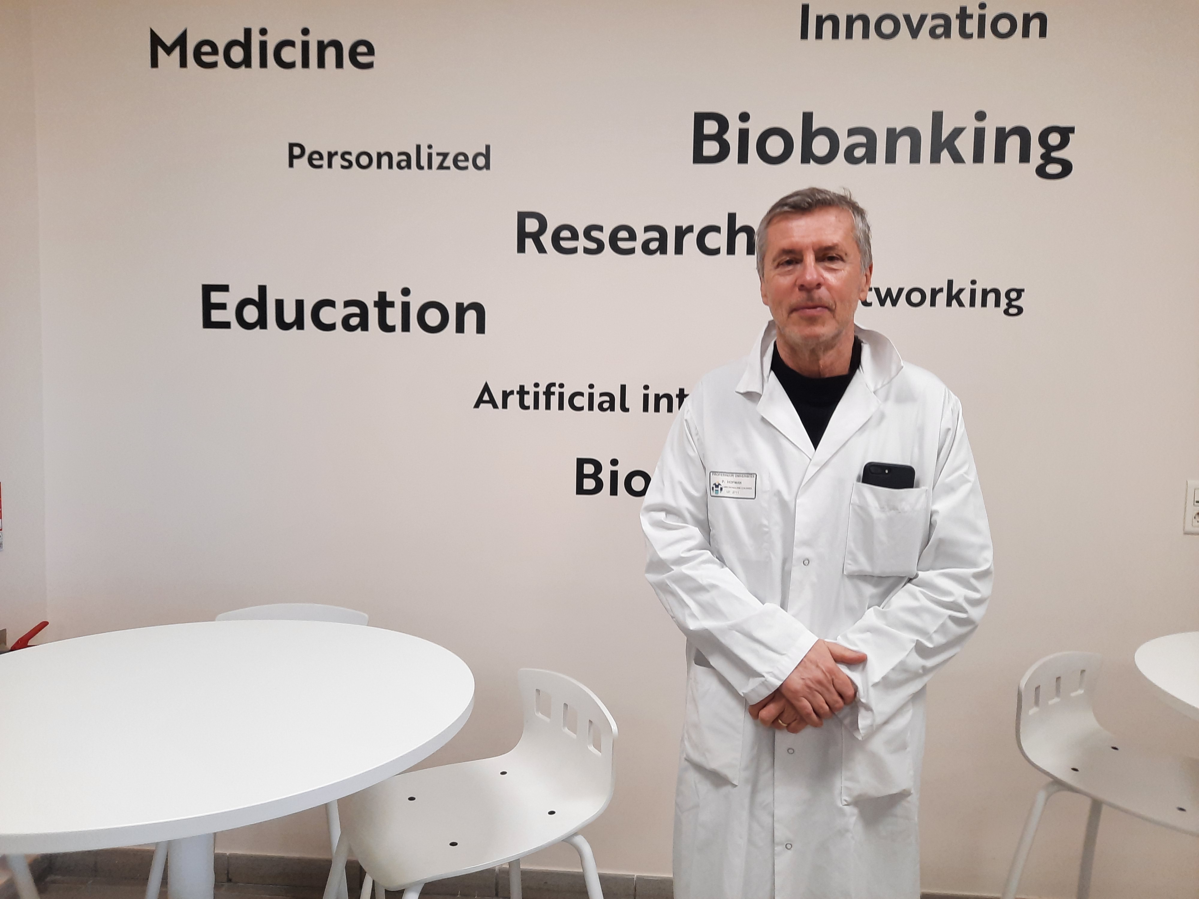 Le Pr Paul Hofman dans les locaux du CHU de Nice - Photo RCF