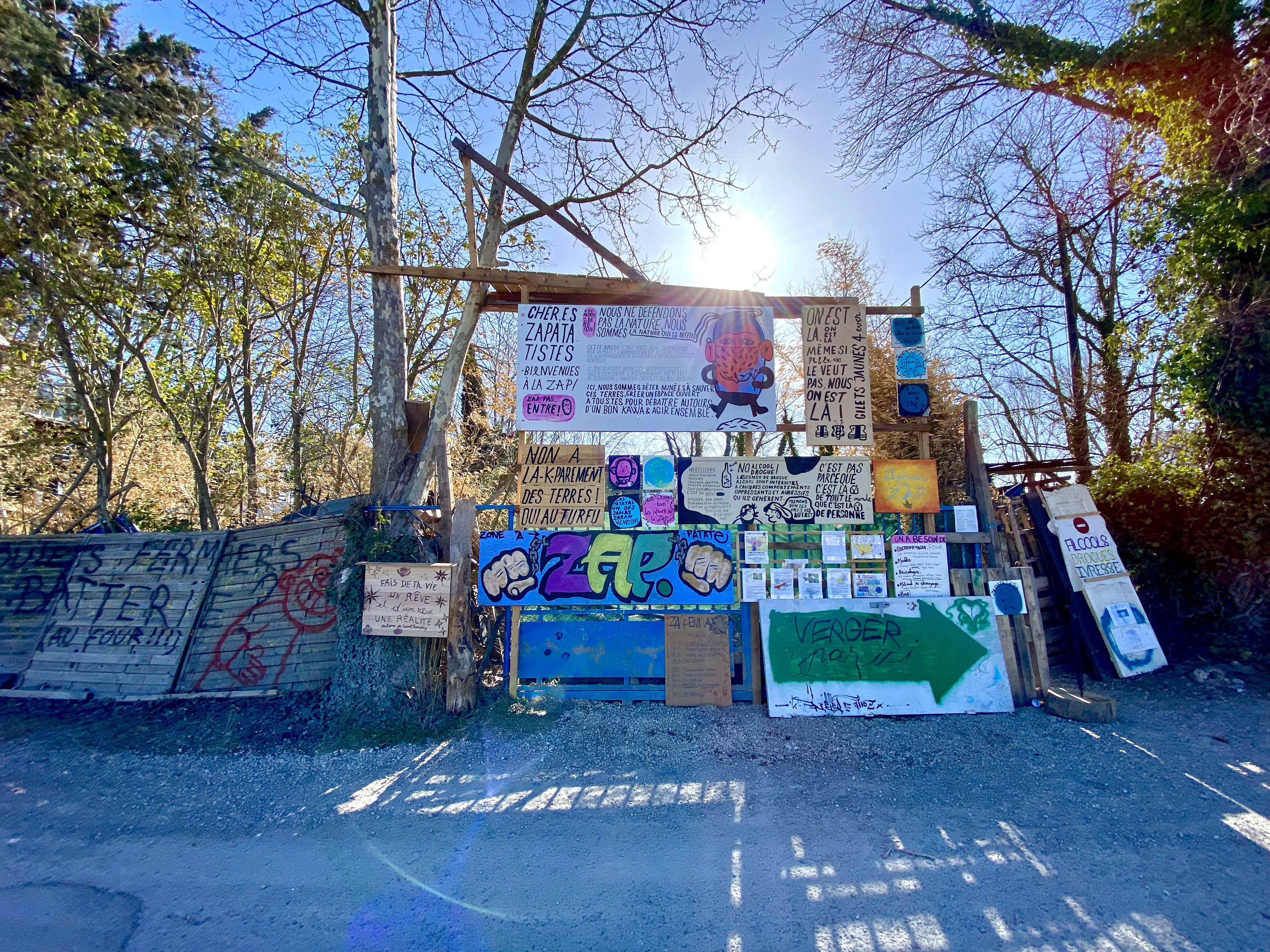 L'entrée de la ZAP de Pertuis, où une quinzaine de militants occupent quatre maisons.