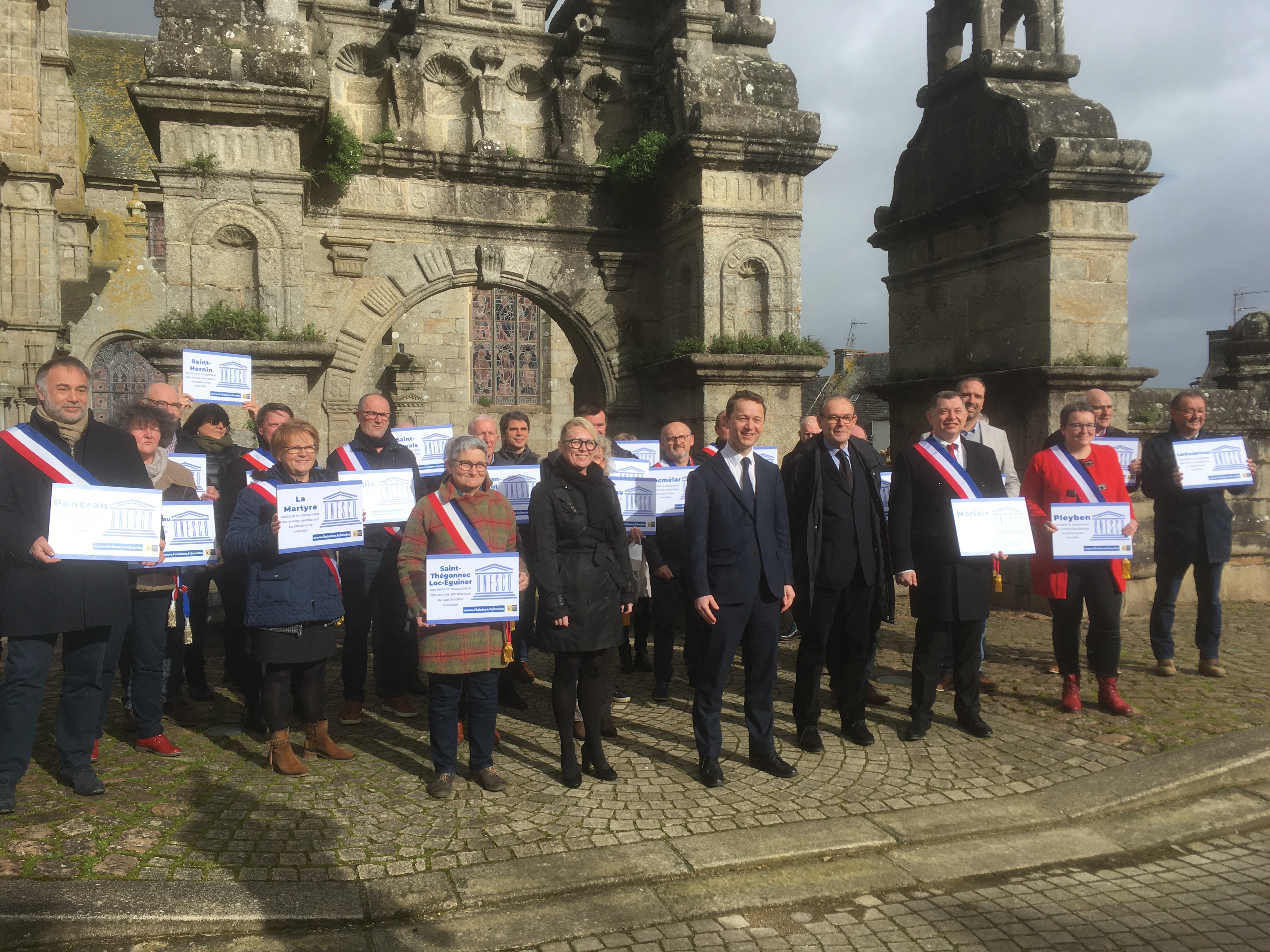 Les élus du Finistère devant l'enclos paroissial de Saint-Thégonnec, le 18 février - ©Ronan Le Coz