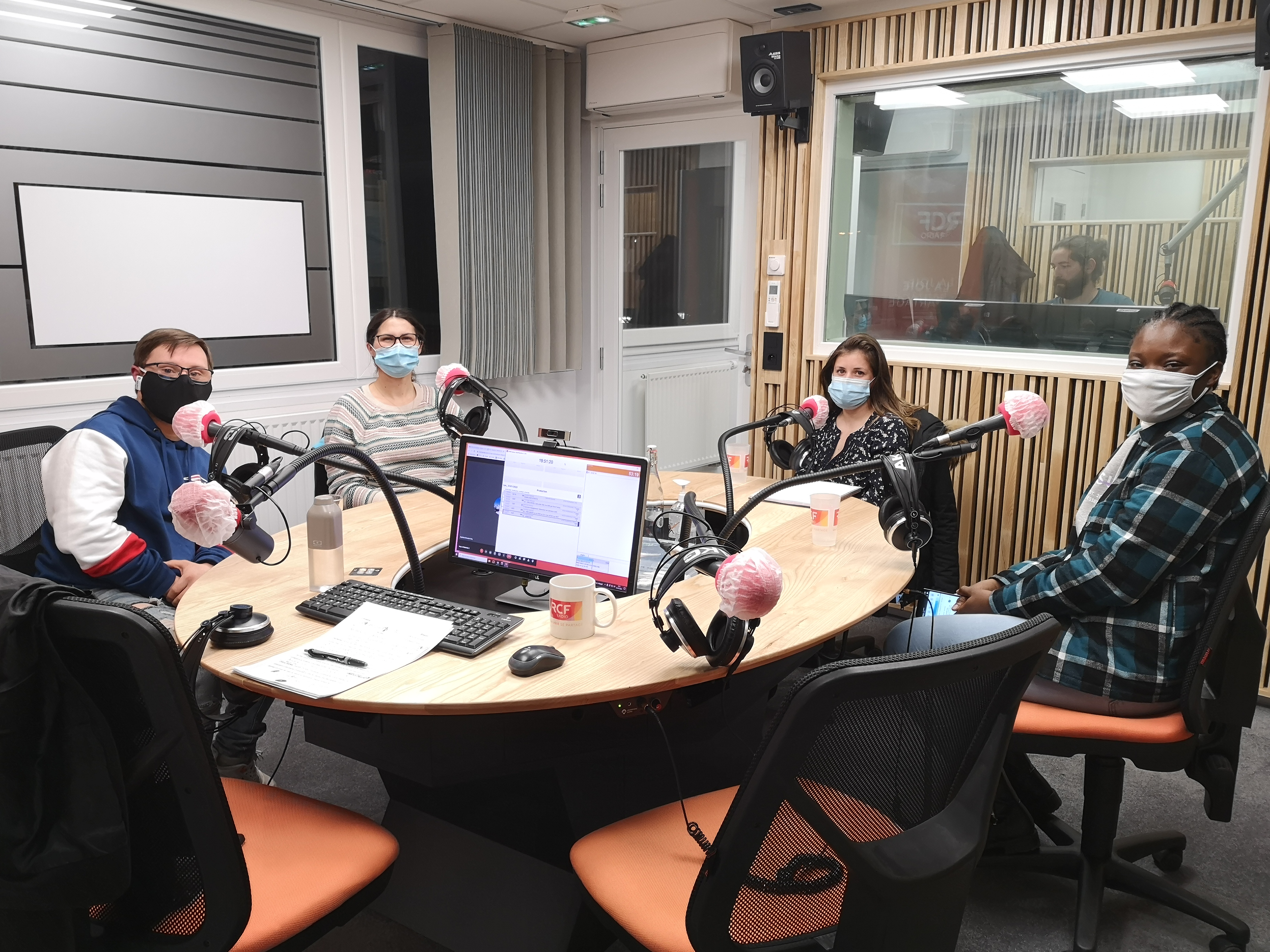 Les jeunes témoins dans les studios de RCF Haute-Savoie 