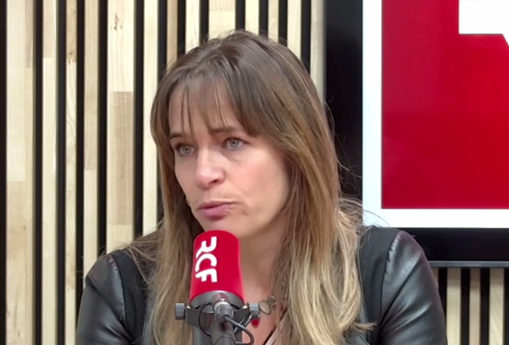 Sylviane Noël, dans les studios de RCF Haute-Savoie.